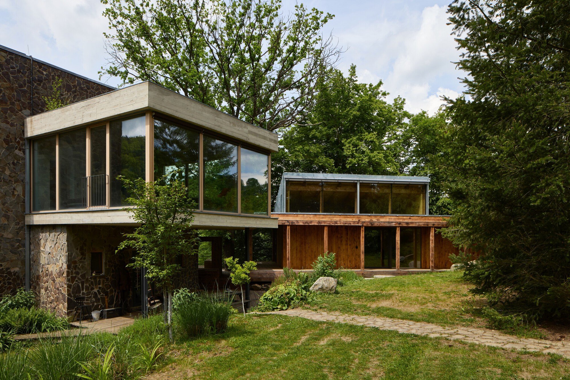 Medník House by päivä architekti – A Forest-Edge Studio Extension Rooted in Craft, Landscape, and Light