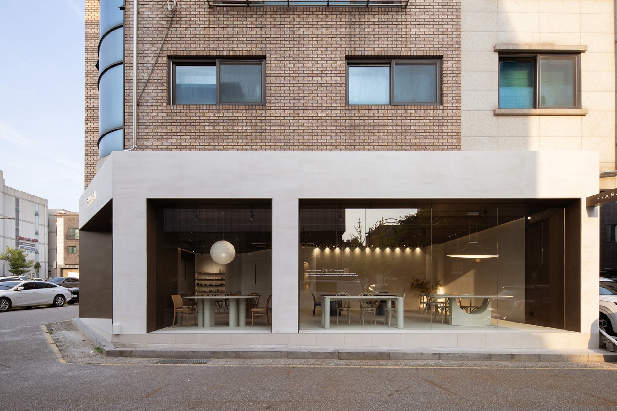 FIABA NEST by flw8studio: A Sculptural Showroom Blending Warmth, Craft, and Curved Elegance