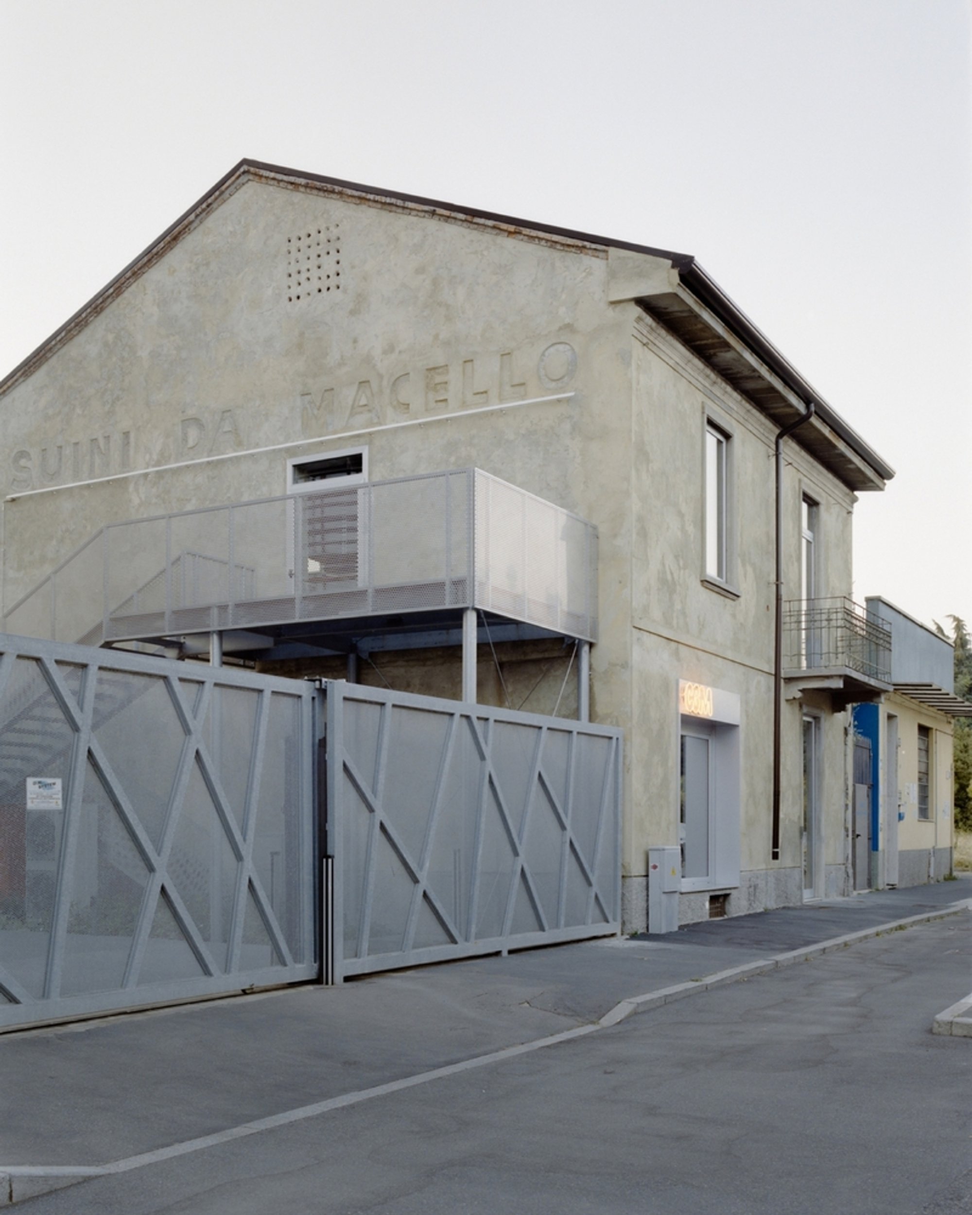 A Villa Between Cyberpunk and Listening Bar: co.arch studio Reimagines a Forgotten Milanese Landmark