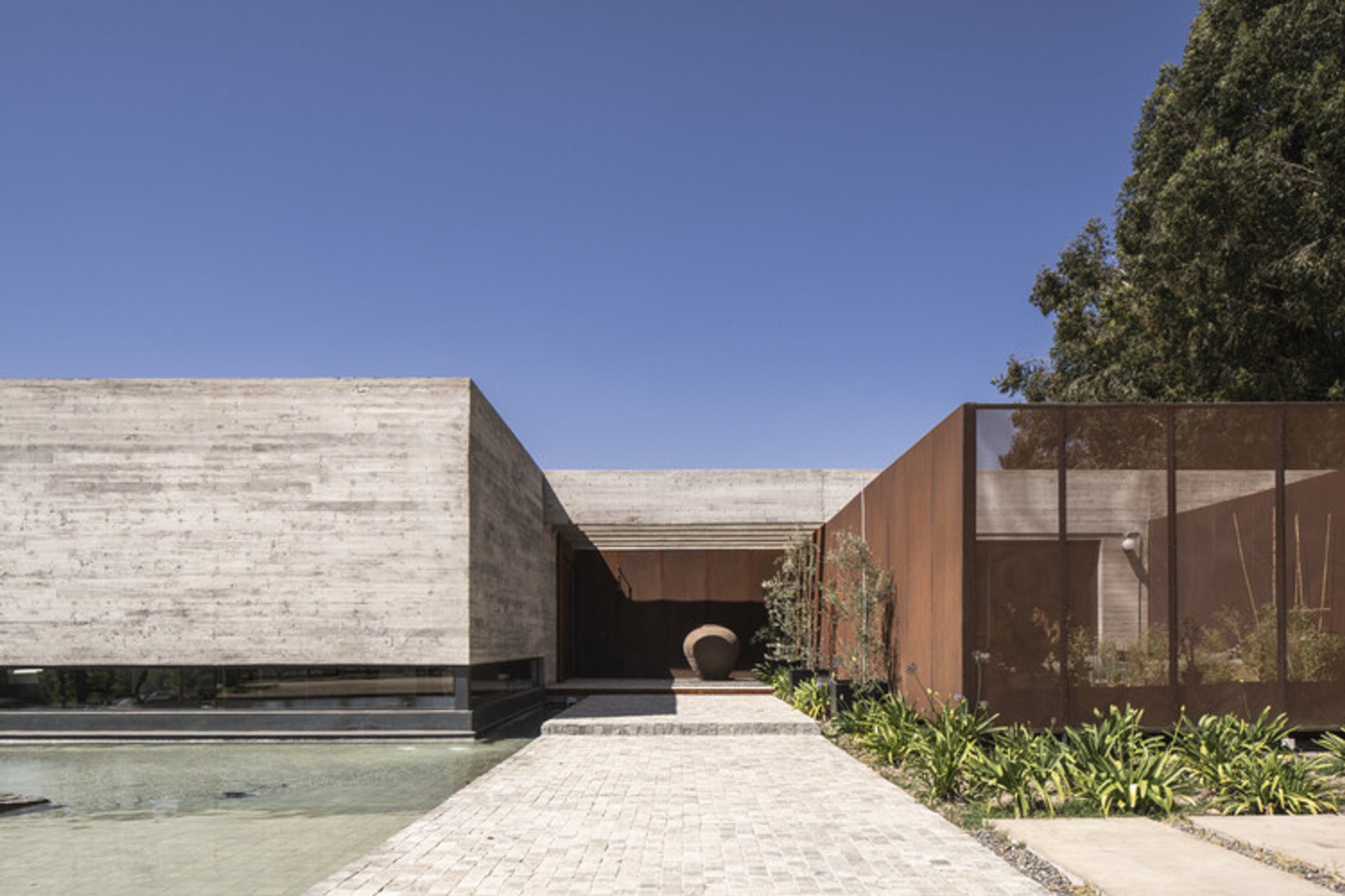 House La Primavera: A Concrete Refuge in Rural Chile