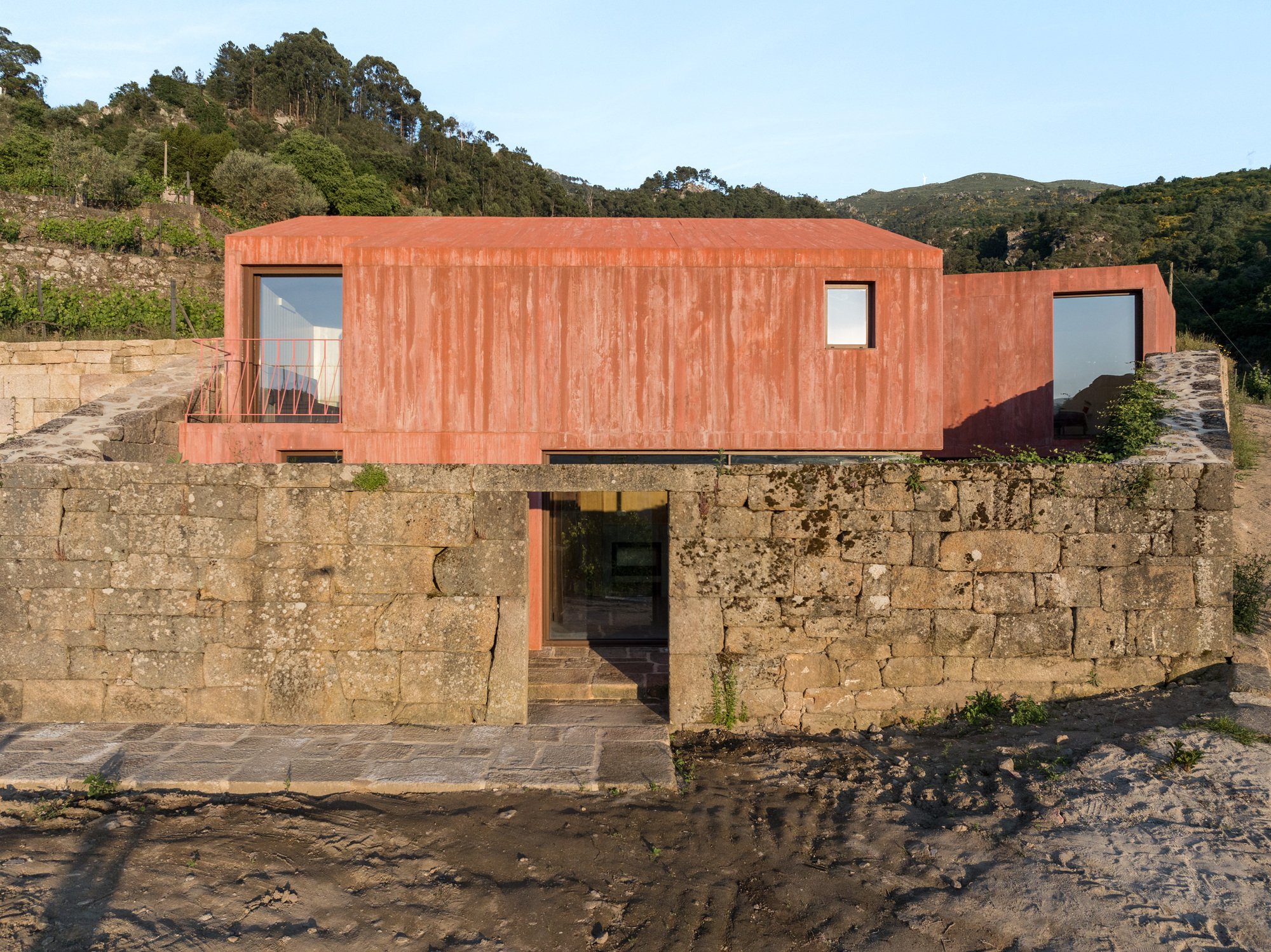 Jeronimo House: A Harmonious Fusion of Pink Concrete and Vineyard Landscape by Stefano Riva Architetto