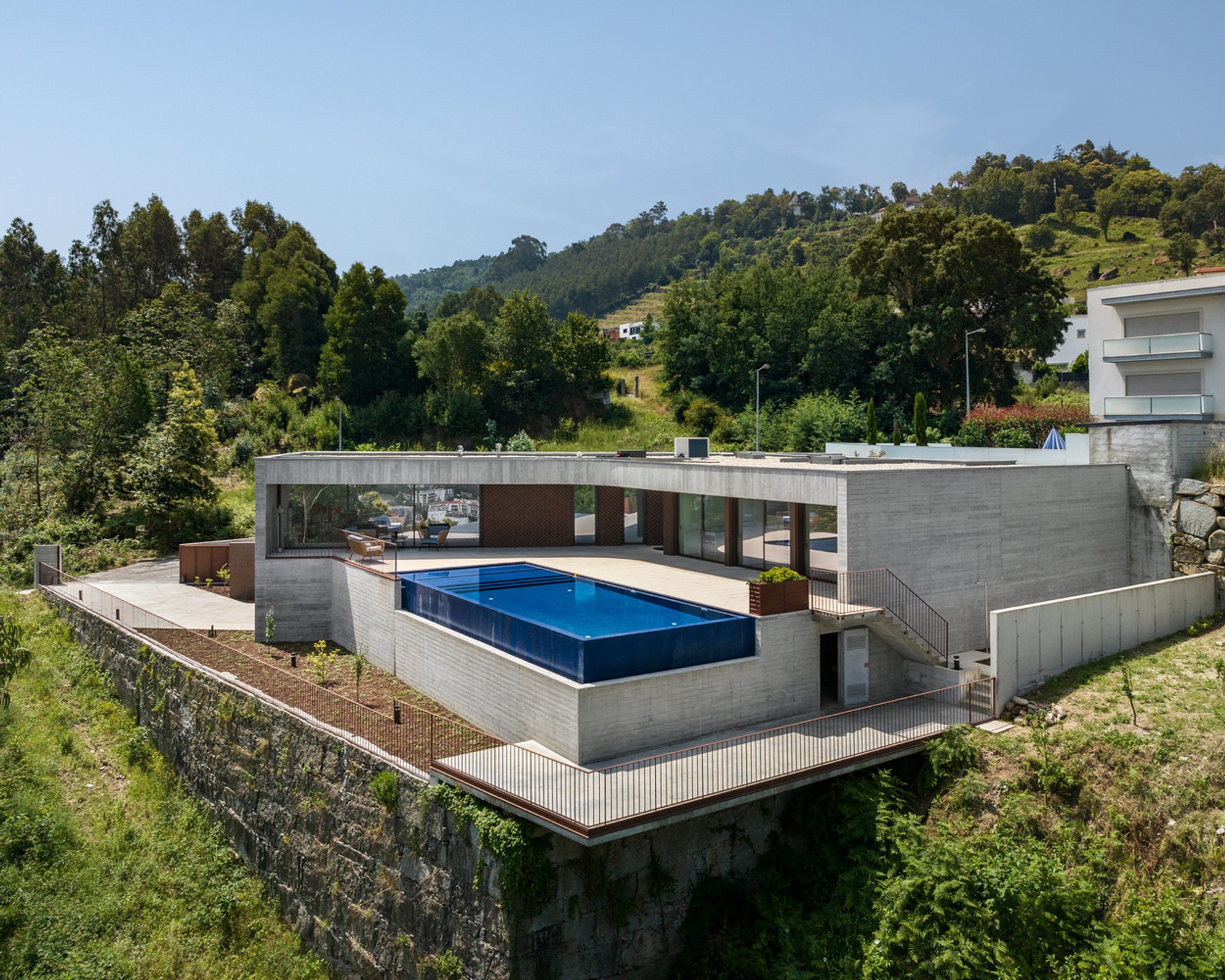 House CVV by TRAMA Arquitetos: A Contemporary Retreat in Braga, Portugal
