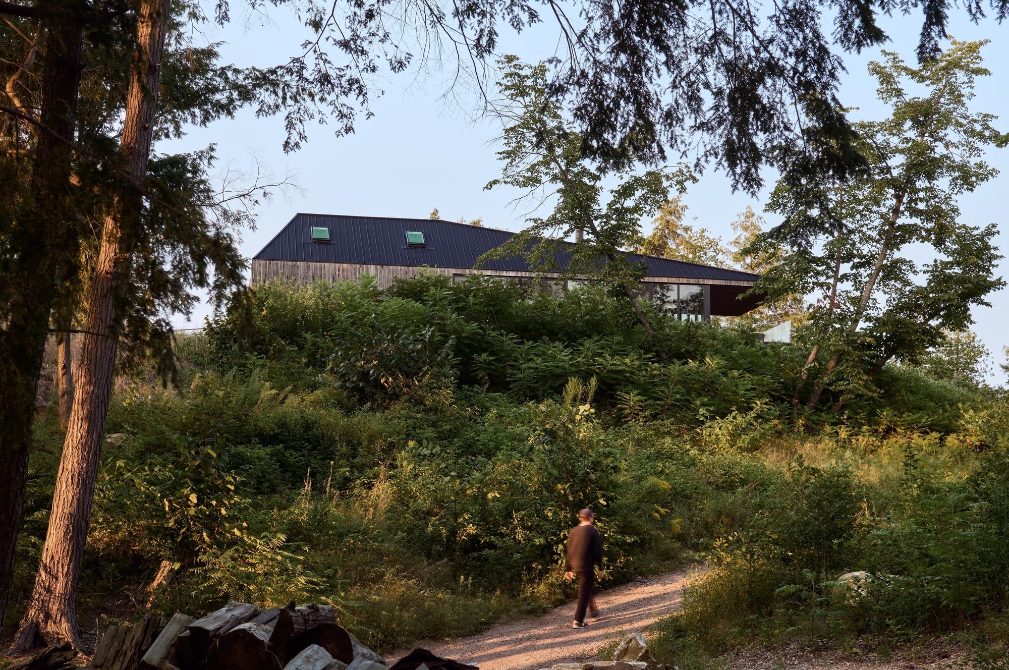 Armstrong Cottage: An Off-Grid, Net-Zero Family Retreat by Peter Braithwaite Studio