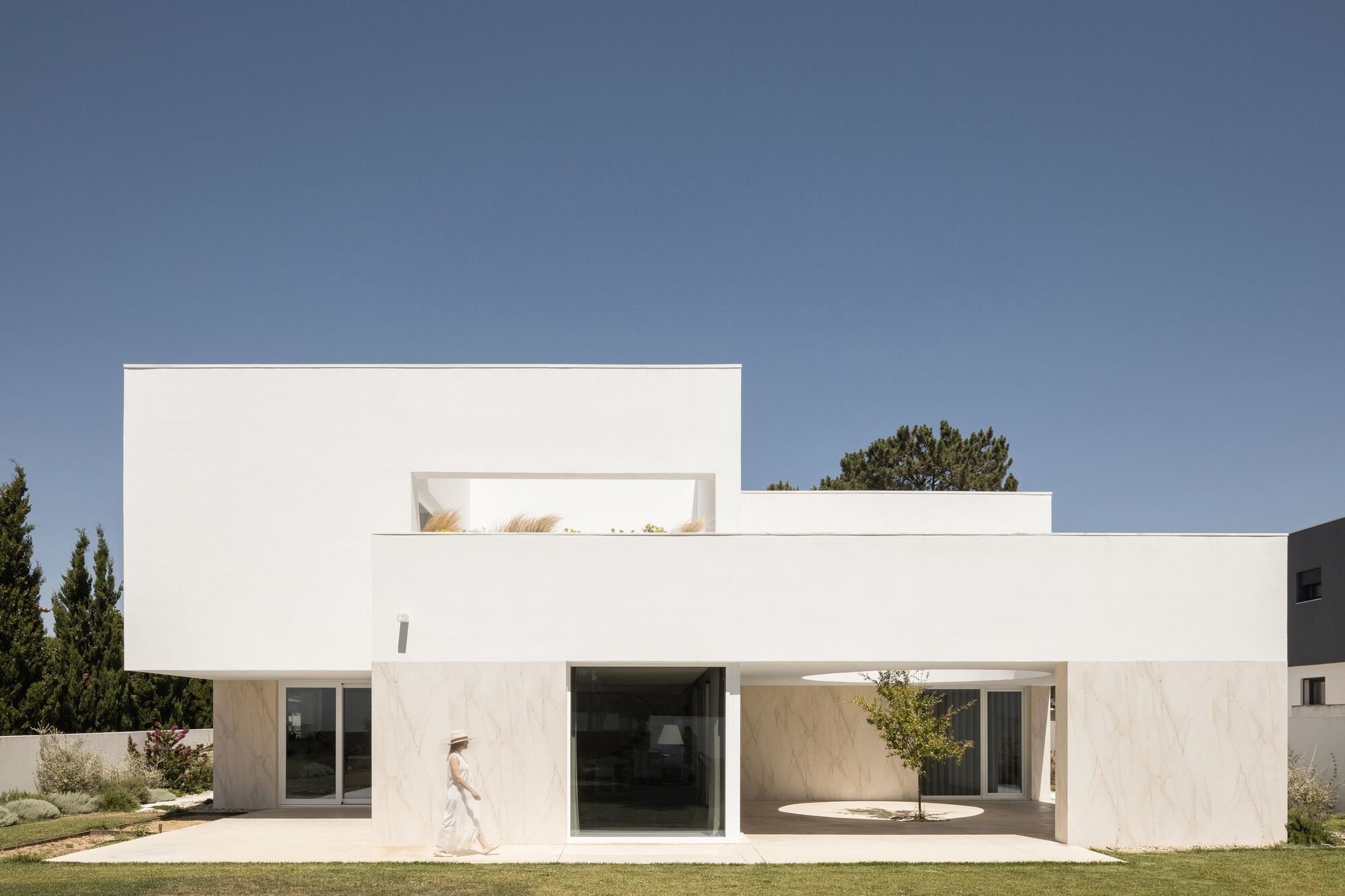House of Verdizela by Estúdio AMATAM – A Contemporary Courtyard Home Inspired by Mediterranean and Islamic Architecture