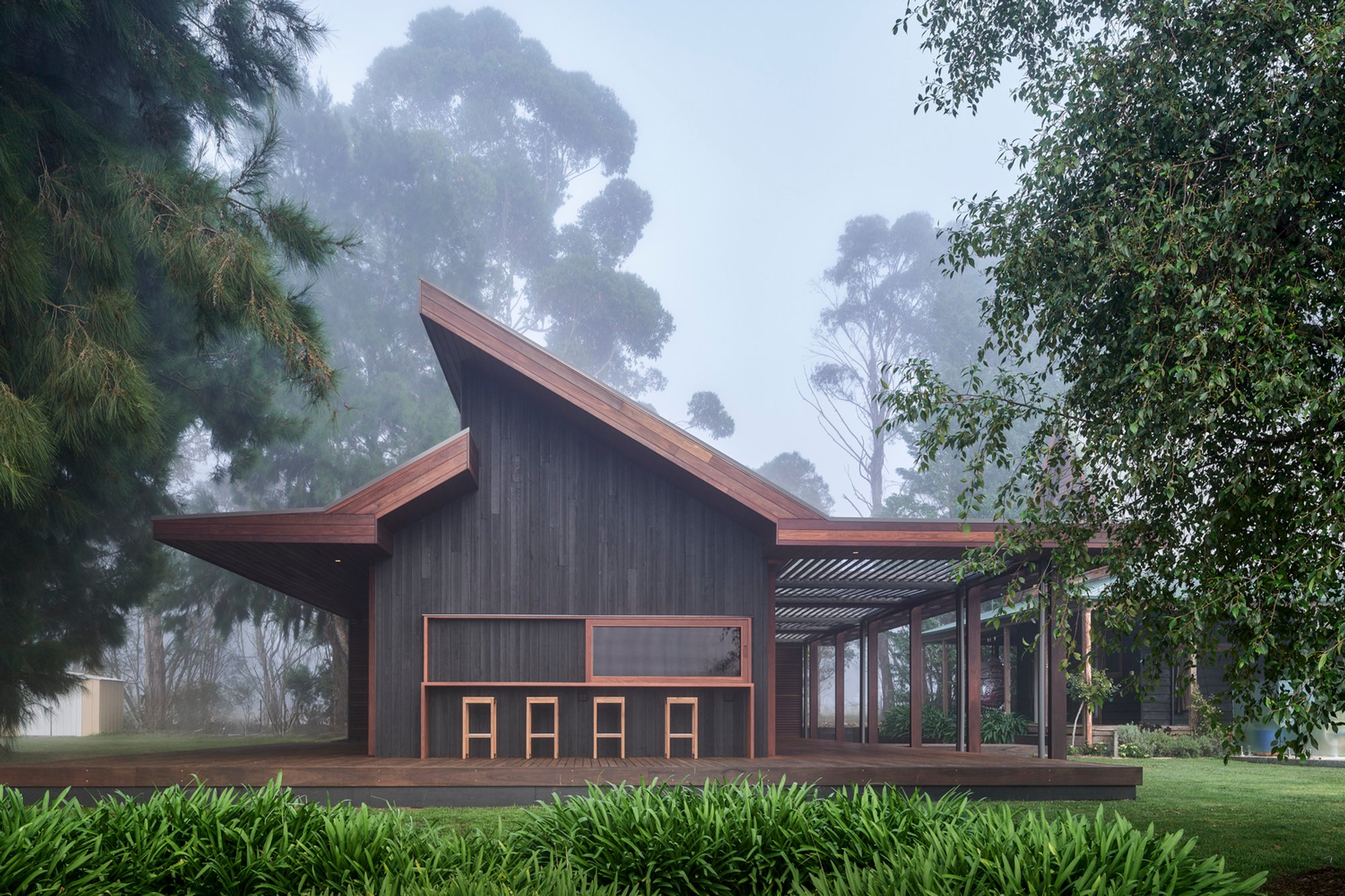 Kildrummie House: A Sustainable Timber Retreat in High Range, Australia