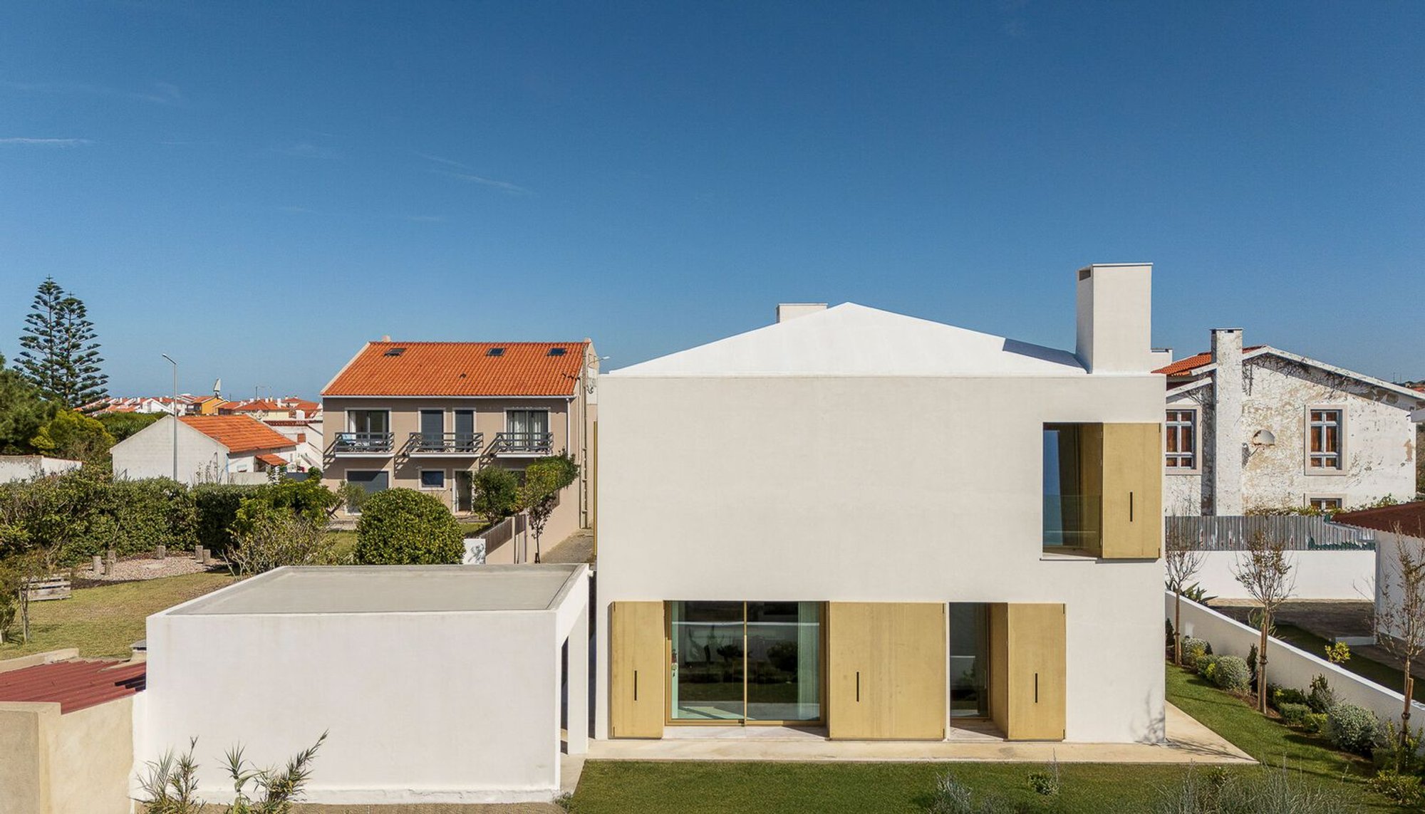 CC House by Esquissos: Contemporary Beach-Inspired Living in Ericeira, Portugal