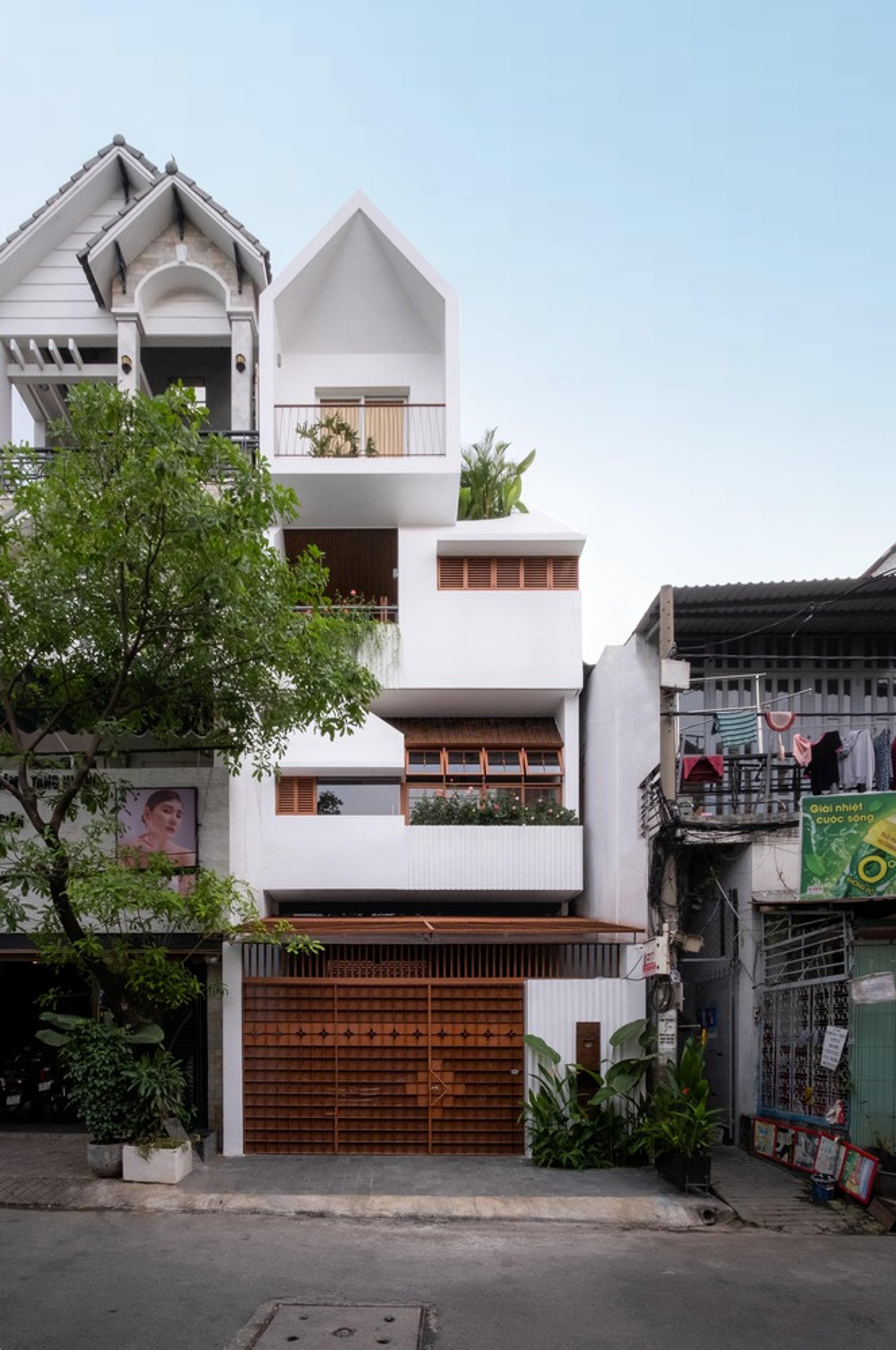 NHÀ QUANH SÂN House by AD+studio: A Contemporary Urban Home Rooted in Vietnamese Tradition