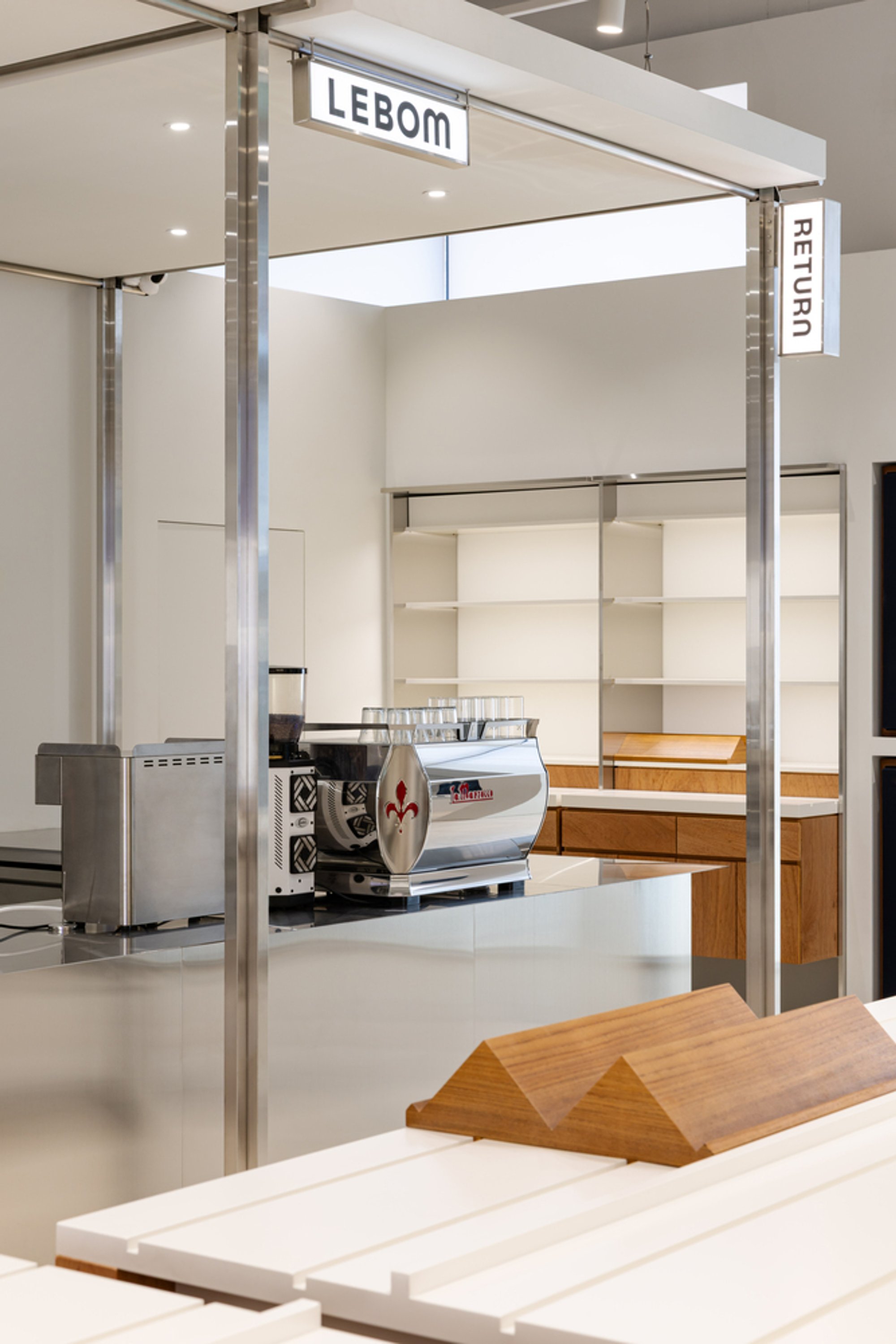 Lebom Cafe by unseenbird – A Comic-Inspired Interior Blending Reality and Virtuality