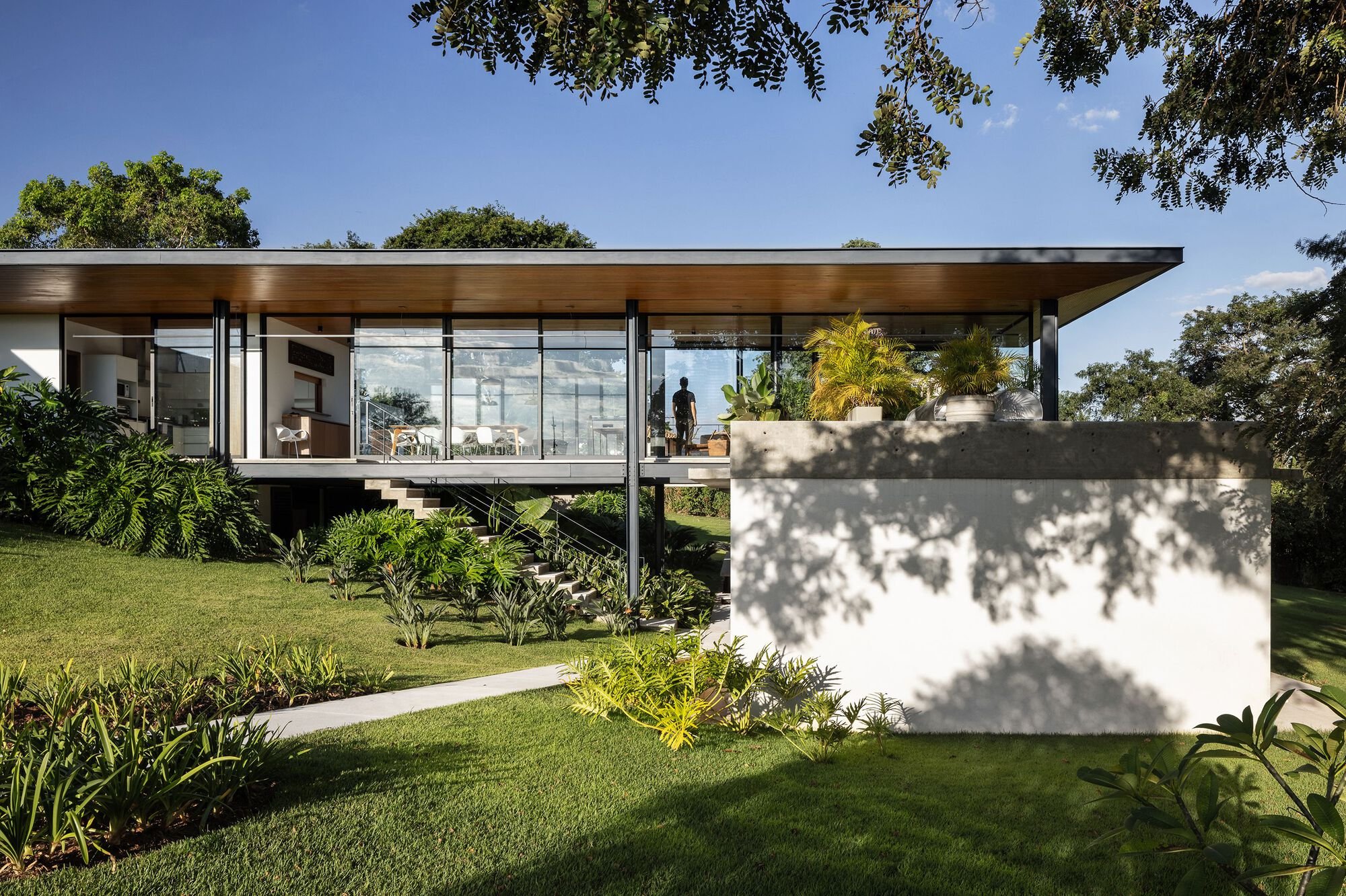 House Duas Marias I by Canoa Arquitetura – Modern Brazilian Countryside Retreat