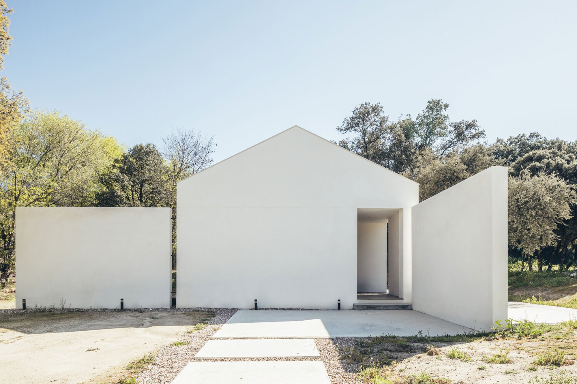 House among Oaks: A Sustainable Forest Retreat by More&Co in Sierra Norte, Spain