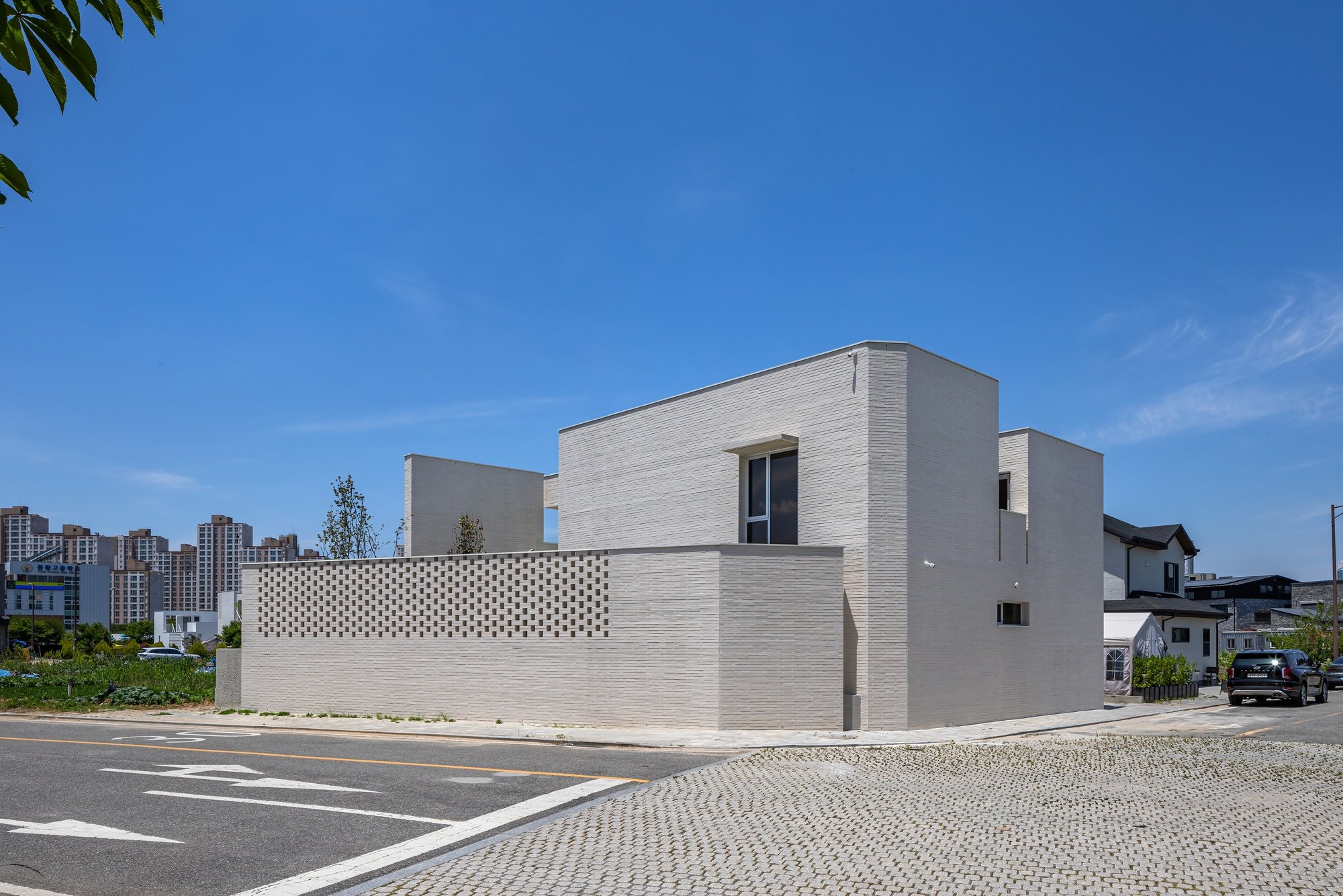 Light Gallery House by PLAN Architects Office: A Minimalist Family Home Designed for Light, Privacy & Connection