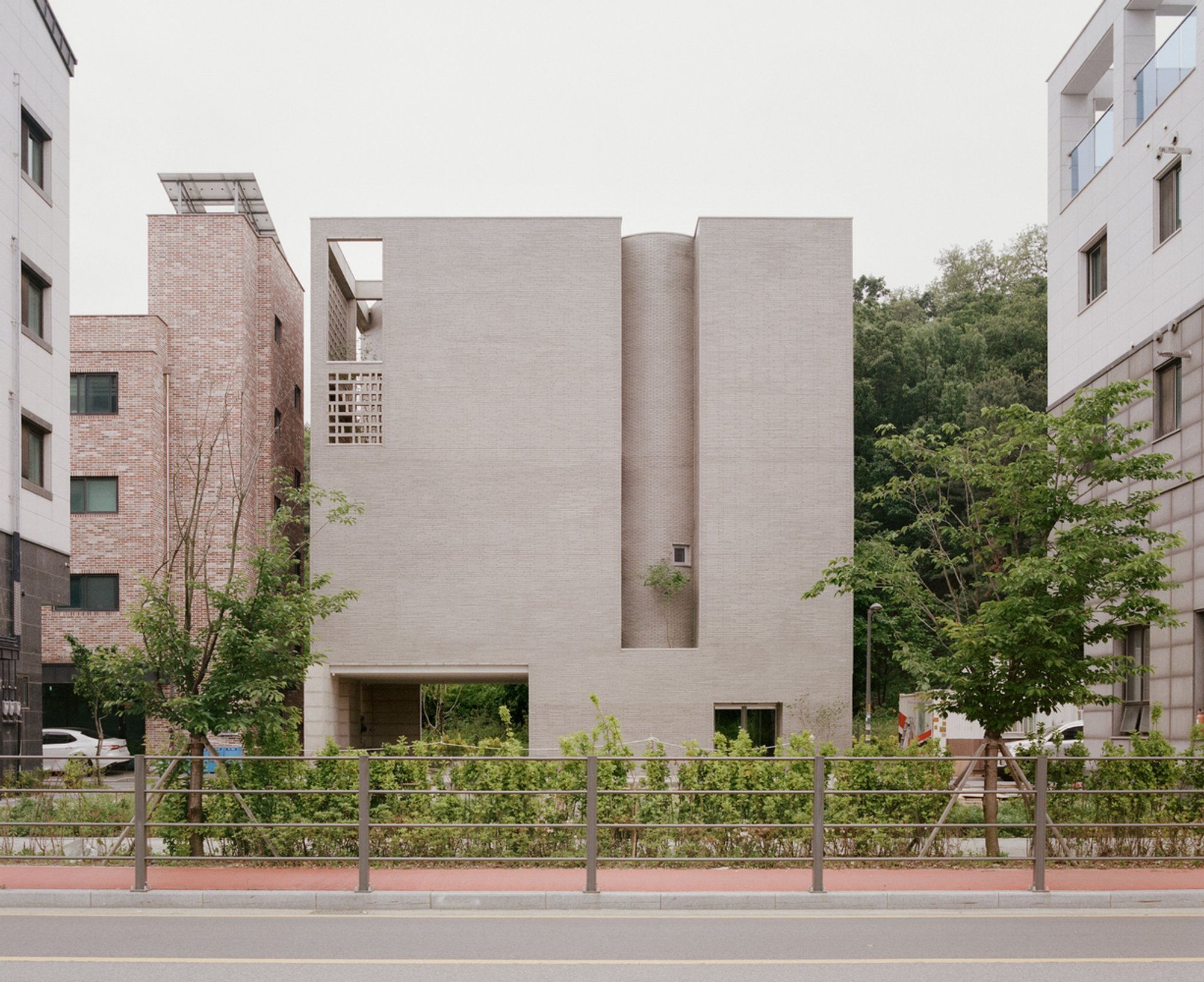 Raw House by Order Matter – A Minimalist Mixed-Use Retreat in Seoul Embracing Material Honesty and Urban Calm
