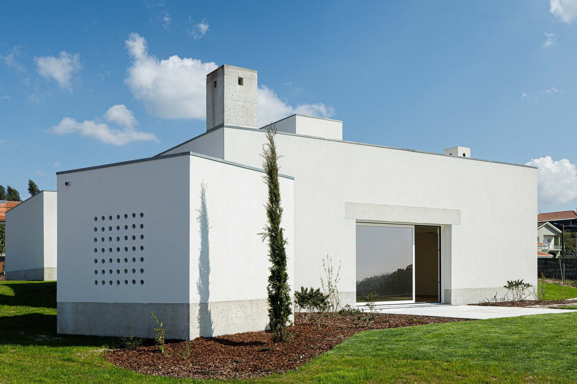 Pedrantil House Helder da Rocha Arquitectos – Hillside Volumes Revealing the Western View in Croca, Portugal