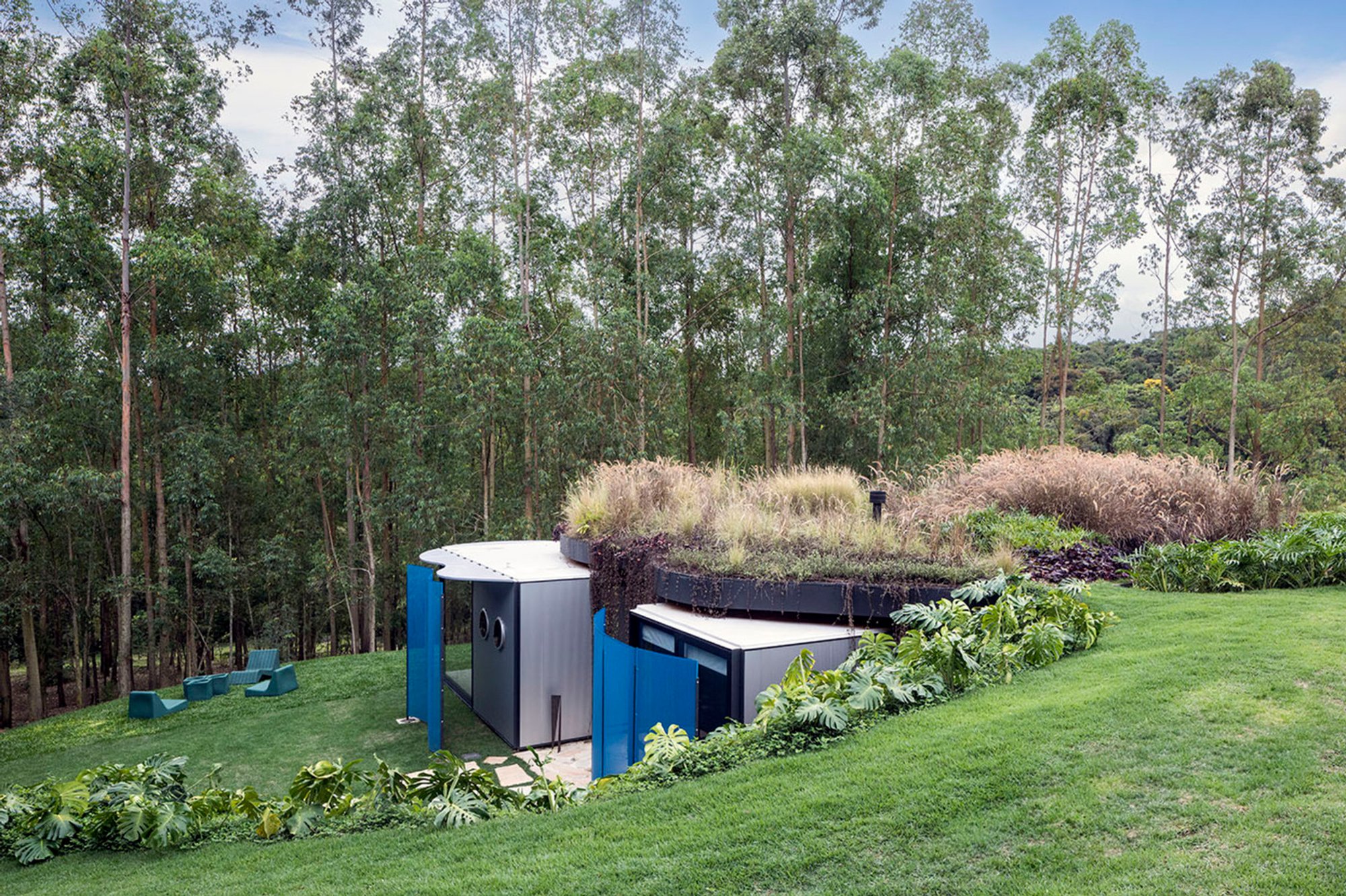 Prefabricated Modern House Design: House Ibiúna by Rodrigo Ohtake