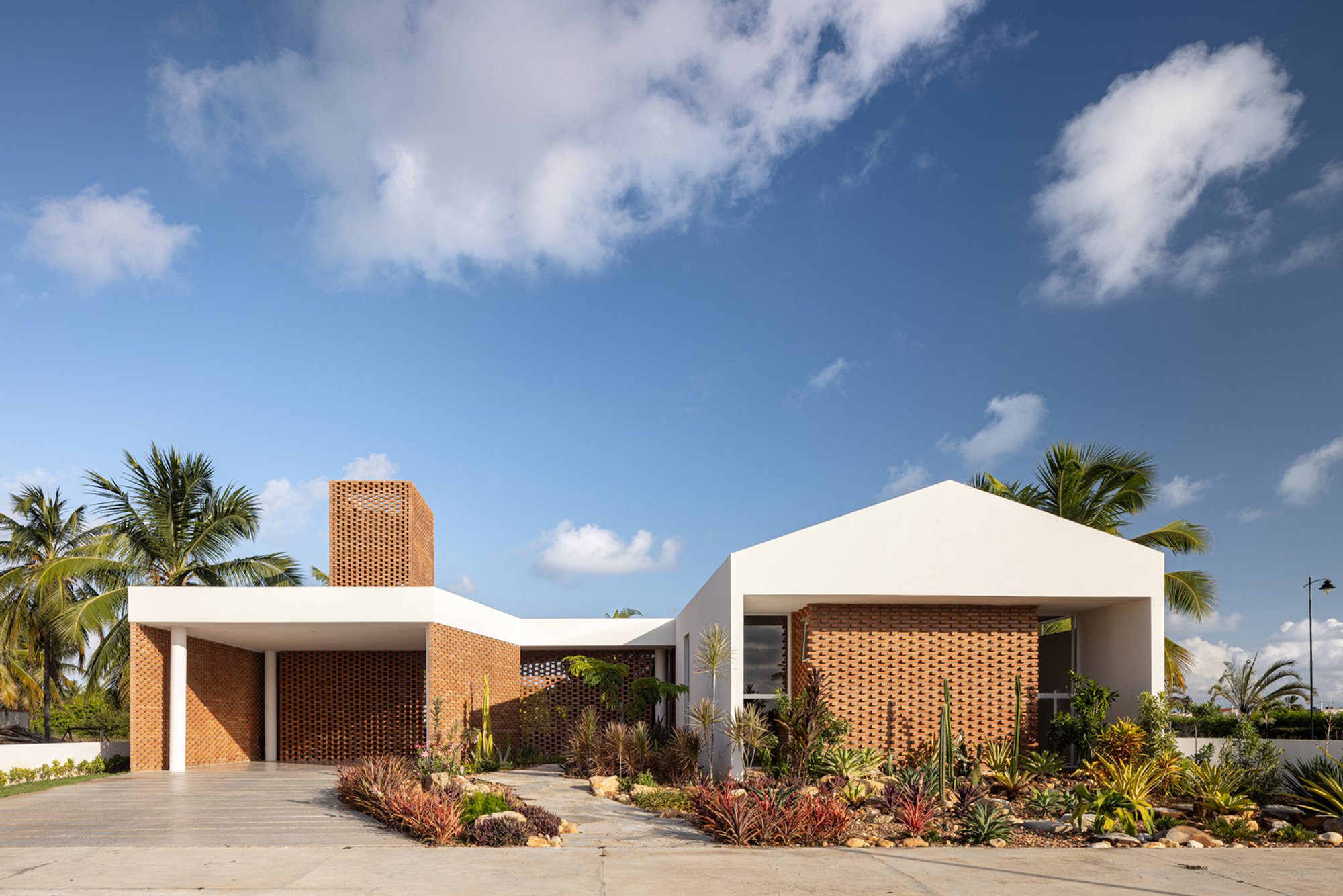 Thai Residence by Coletivo de Arquitetos: A Climate-Responsive Coastal Home in Brazil