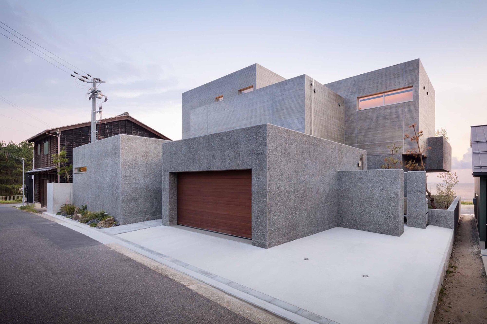 House on the Rias Coast Architecture: Coastal Concrete Residence Rooted in Topography and Townscape by no.10 NOMURA
