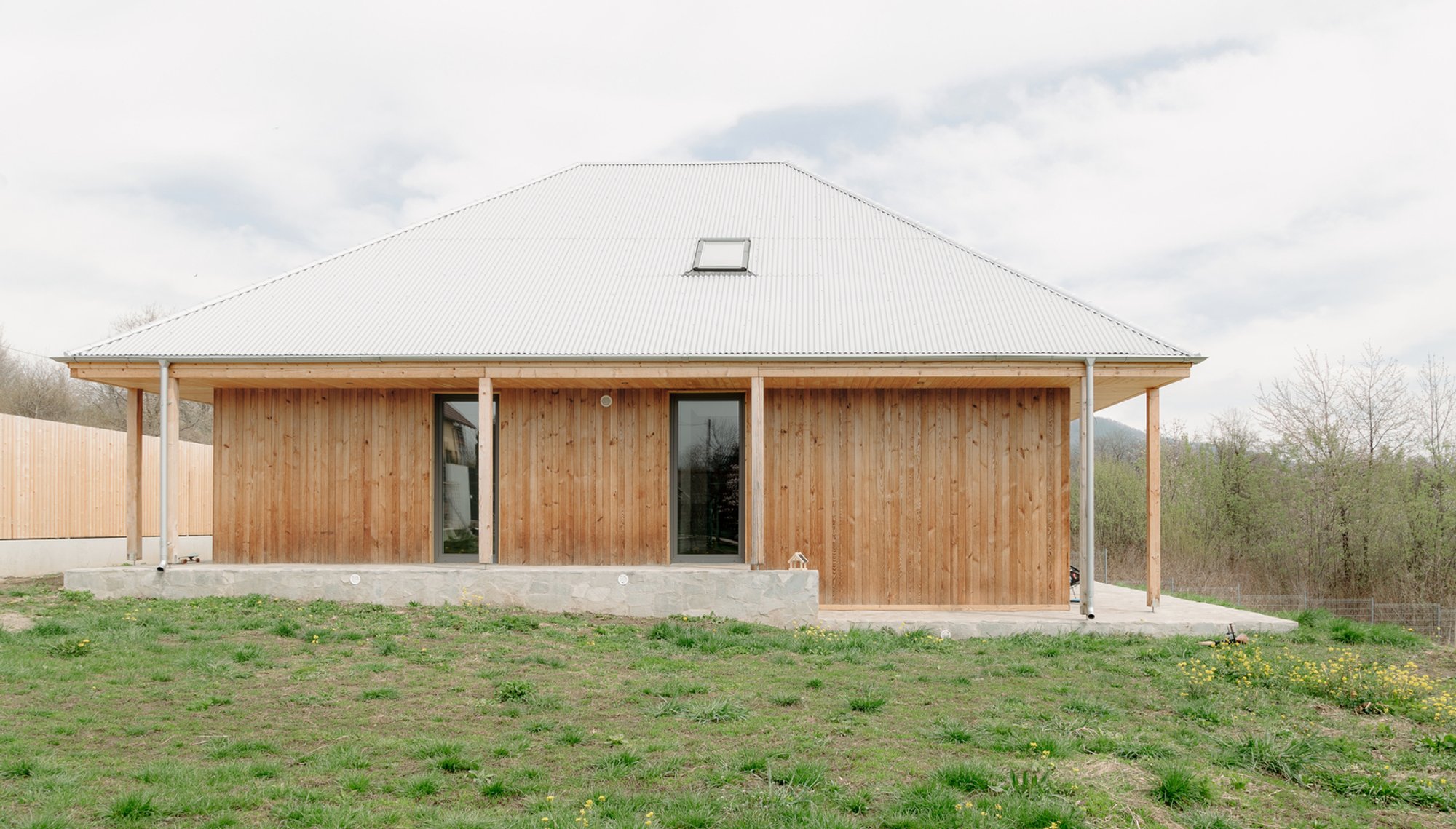 MDP House by Vinklu: A Sculpted Ground-Floor Dwelling Blending Topography and Light in Romania