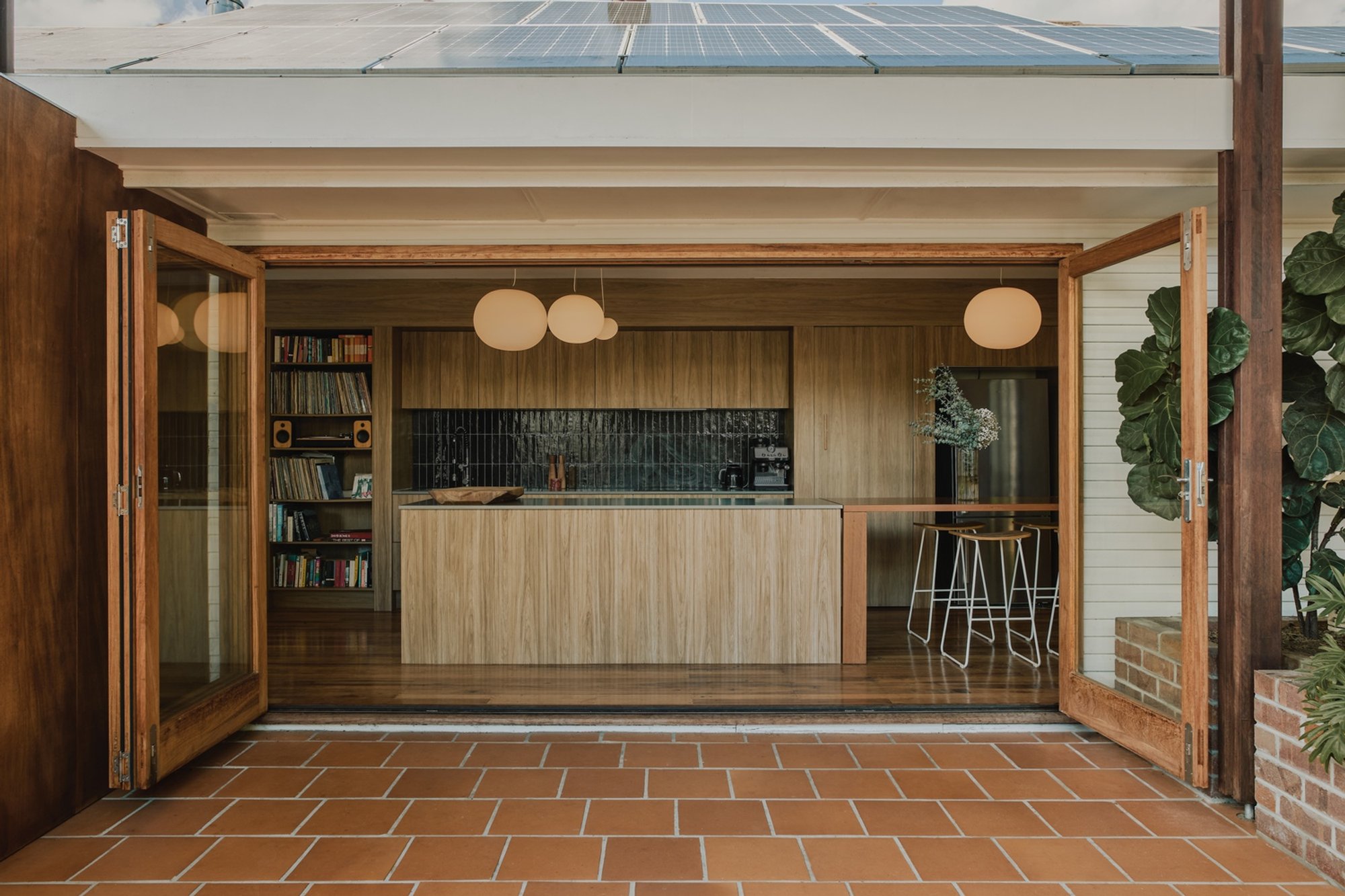 Kenmore Pavilion: A Sustainable Pavilion House Design in Australia That Revives a 1960s Cottage