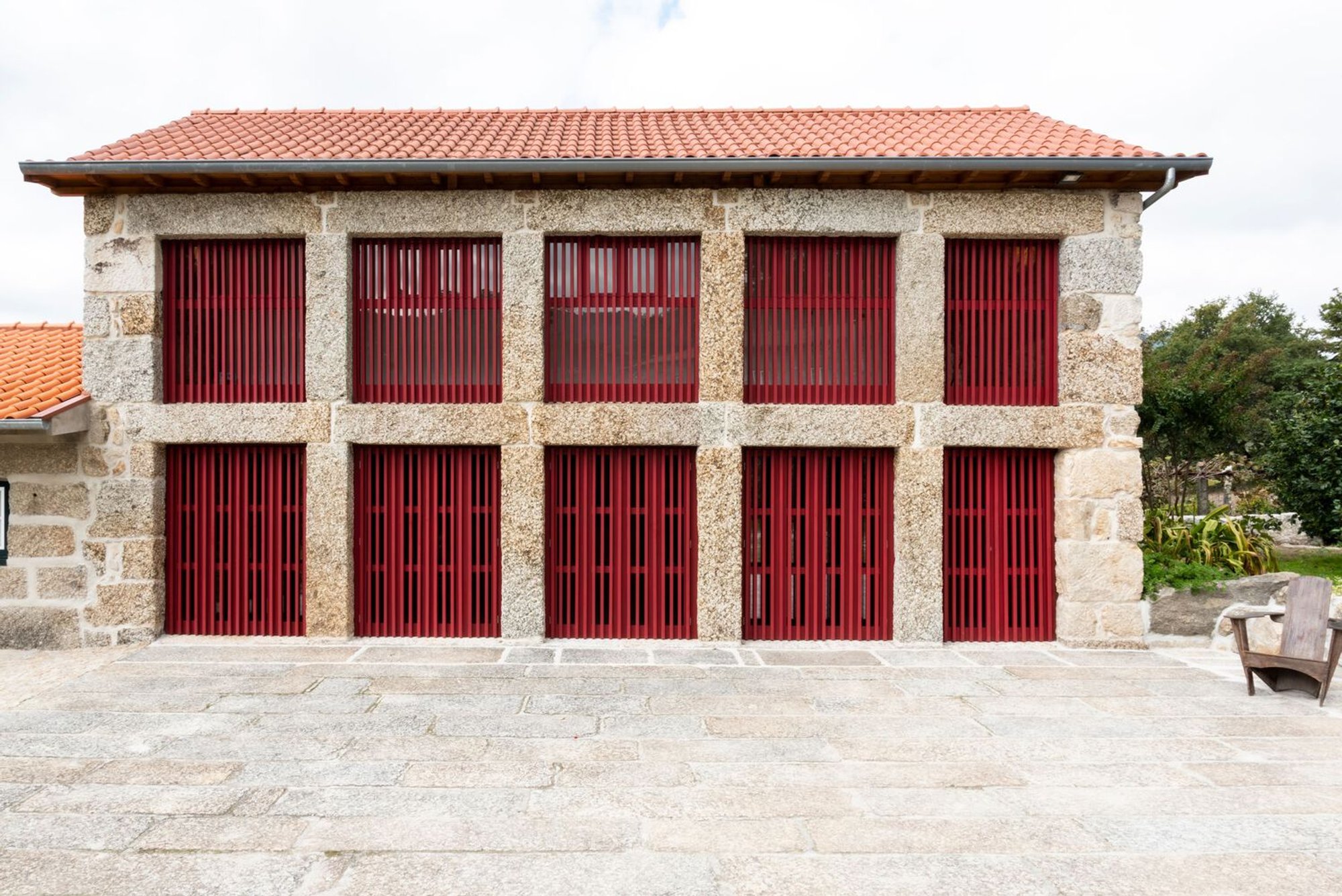 Rehabilitation of a Granary by Maria José Pinto Leite – A Modern Homestead Rooted in Heritage