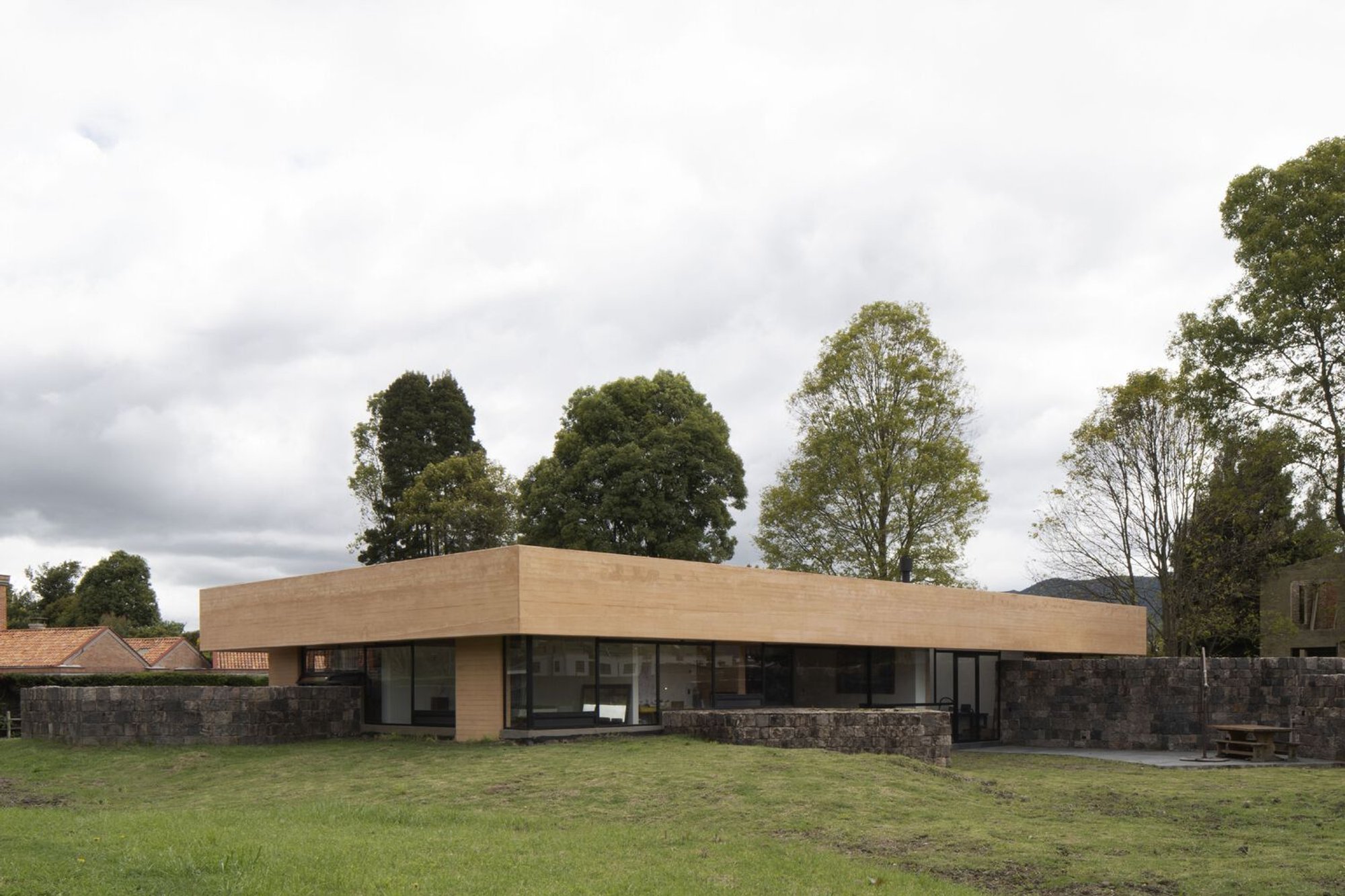 Lintel House by Palafito Arquitectura: A Monumental Concrete Landscape in Chía, Colombia