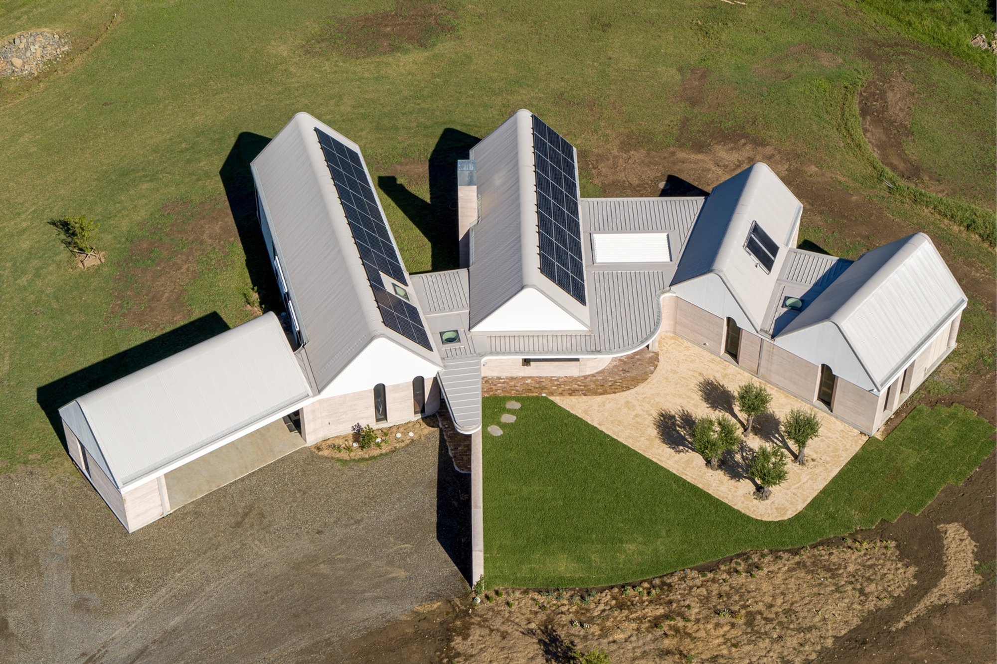 Earth by the River Residence by Luigi Rosselli Architects: A Sustainable Rammed Earth House Design in Rural Australia