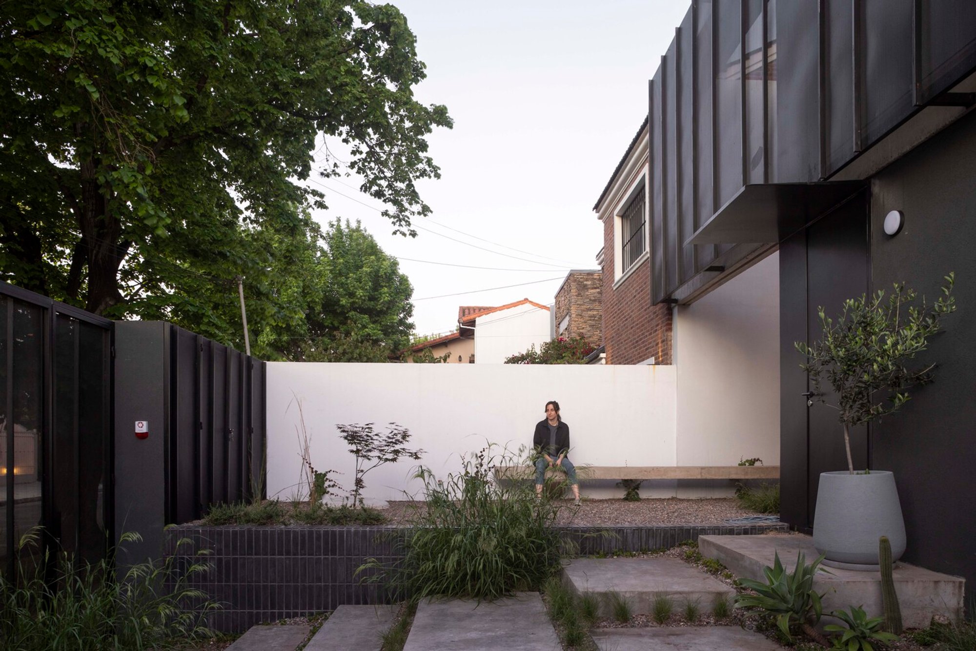 Olivos House by Estudio GLAD: A Refined Expression of Courtyard House Design in Argentina