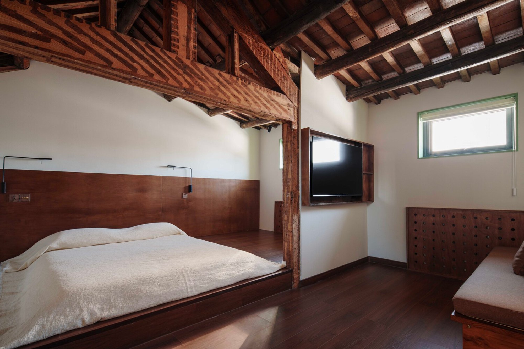 Jiuguo Courtyard Inn by Modum Atelier: A Contemporary Courtyard Renovation Architecture in Tianjin