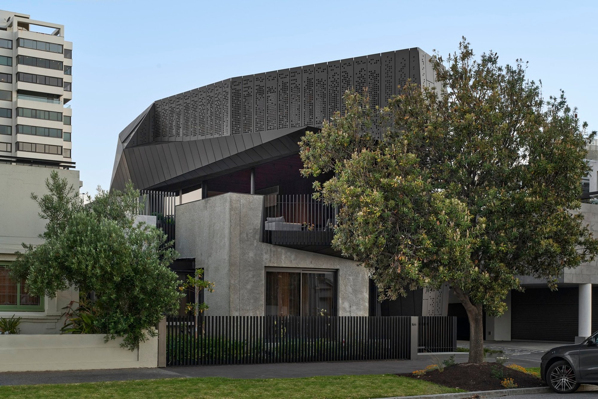 Harold House by Coy Yiontis Architects: A Bold Coastal Home Redefining Suburban Elegance in Middle Park