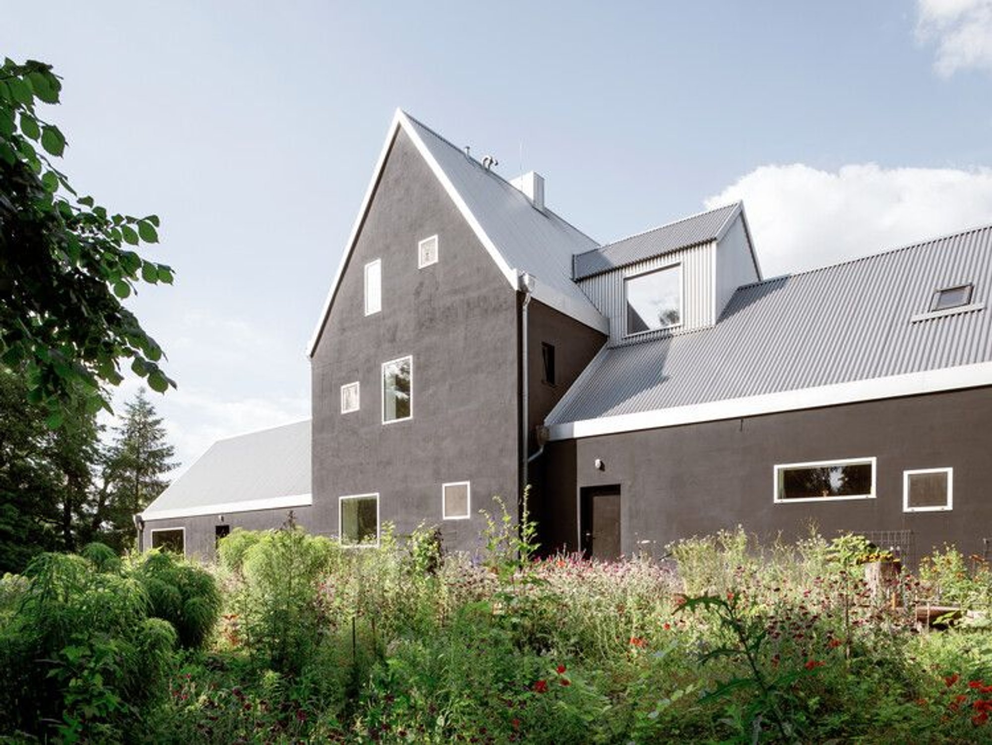 utshof Güldenhof – A Visionary Center for Art, Architecture, and Sustainable Living by Heim Balp Architekten