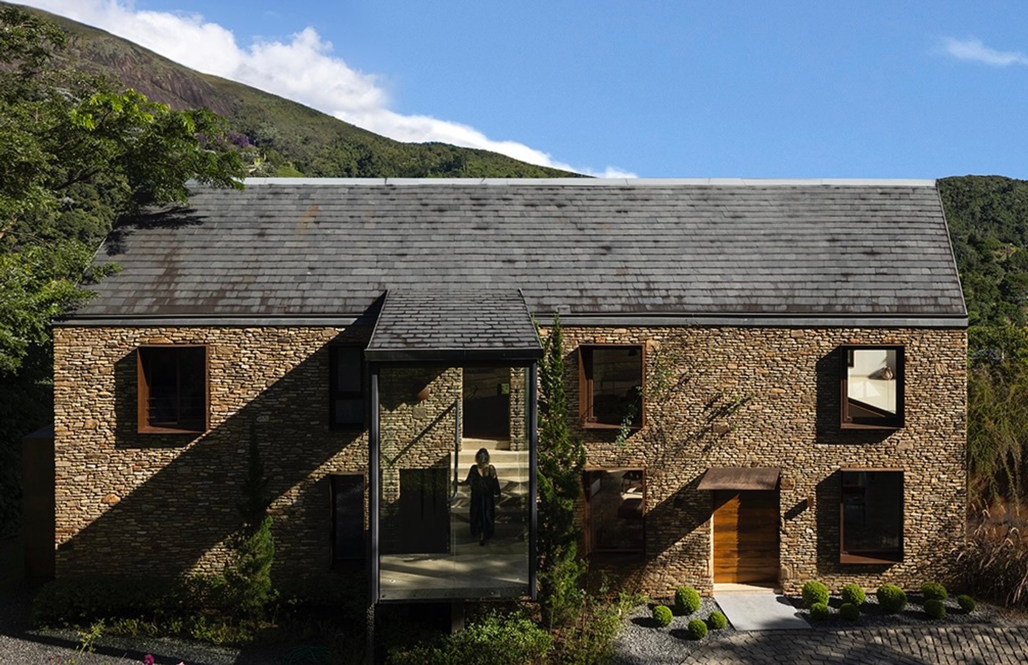 Stone House by Architectare: A Streamlined Mountain Retreat in Itaipava, Brazil