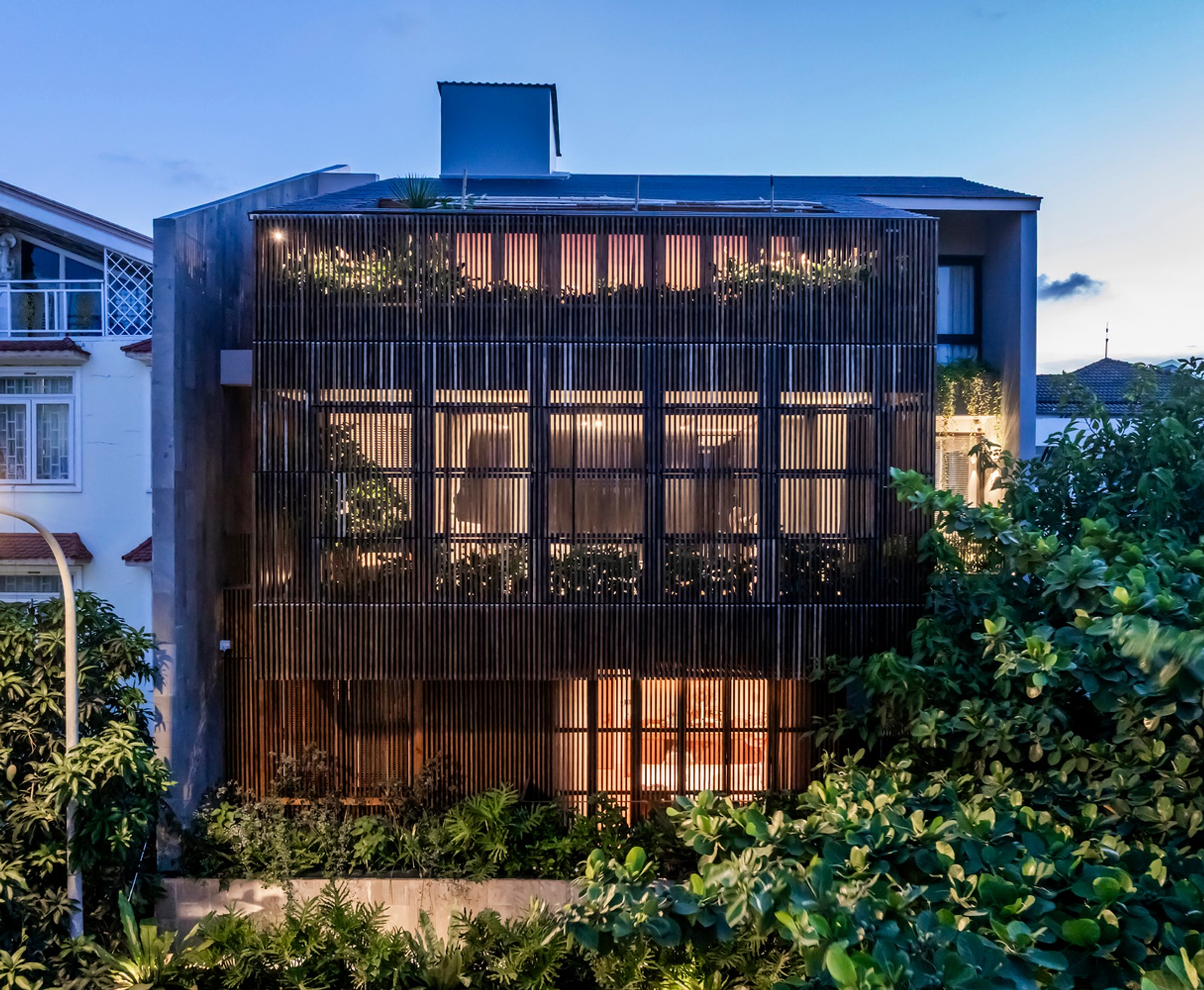 Black Cube House Renovation by MM++ Architects: A Masterpiece in Renovated Riverside Modern Architecture