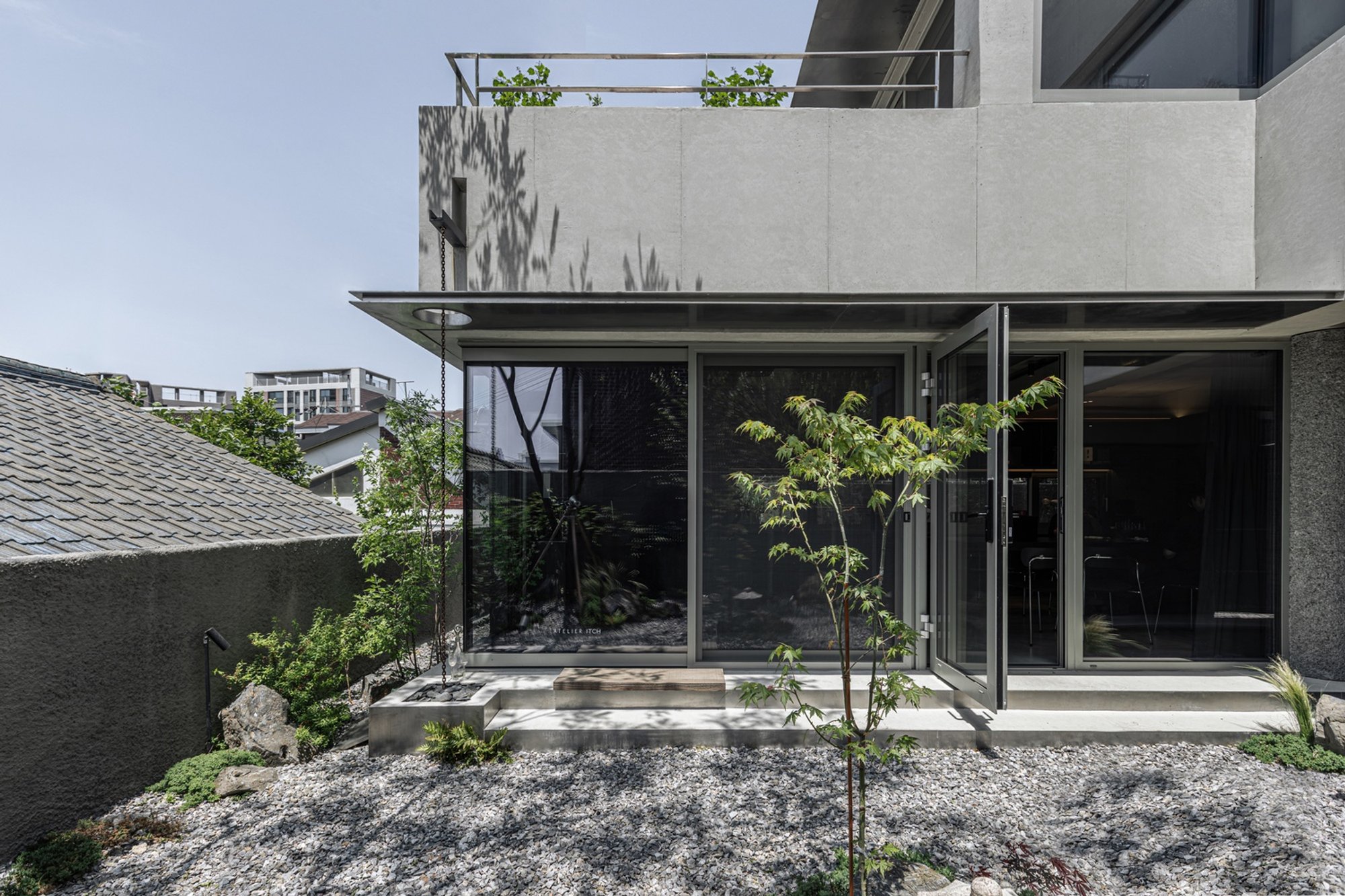 ITCH Atelier: A Concrete House with Office Space on Baekryeonsan Mountain