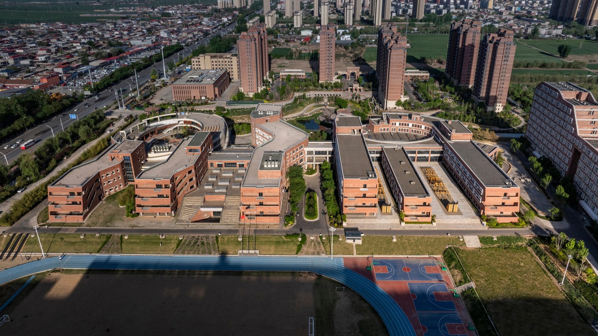 Tongtai School by E PLUS/SZA DESIGN: A Red Brick School Architecture Rooted in Landscape and History