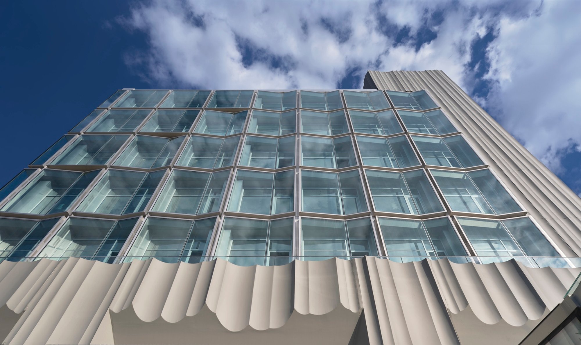 Double Skin Facade Architecture in Quartz Plaza by Salon Alper Derinbogaz