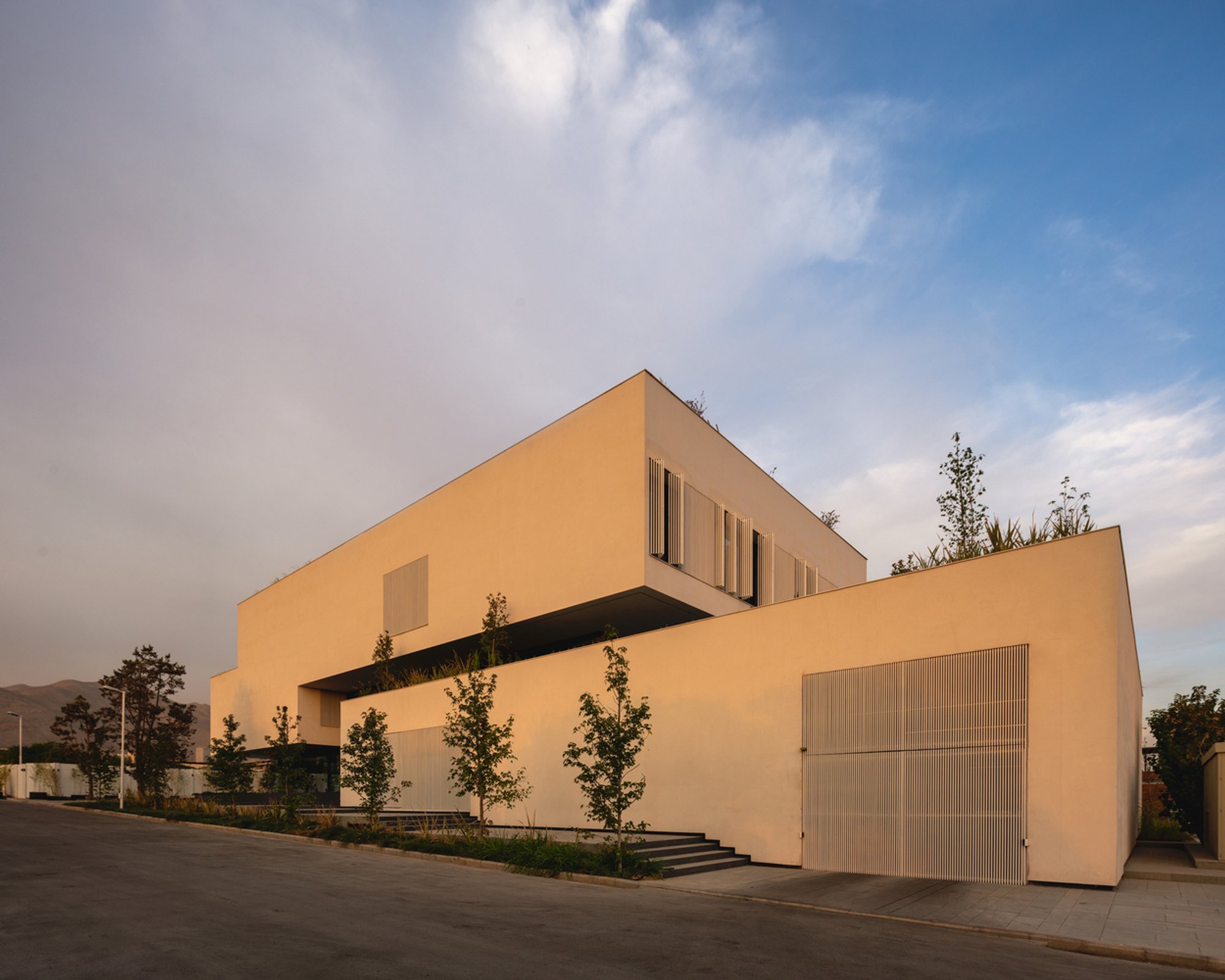 Rahyaft Office by NOIR Office: An Innovative Office Architecture Design that Fosters Interaction and Flexibility