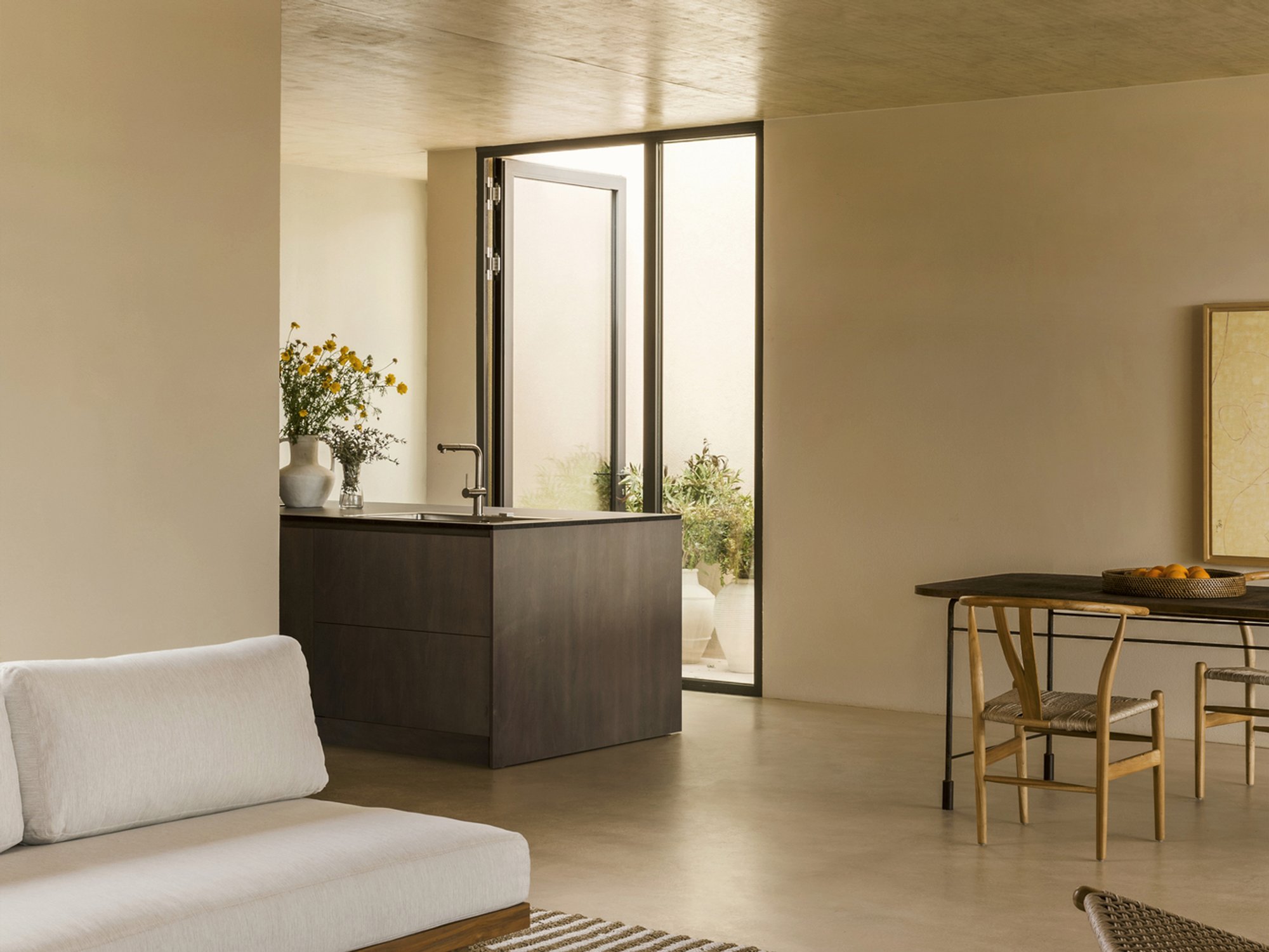Patio House by Solum Studio: A Modern Mediterranean Courtyard House in Sicily