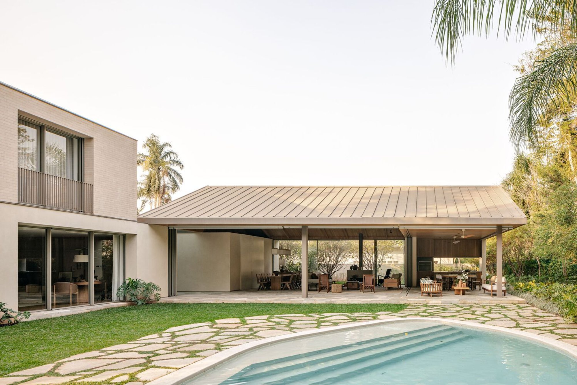 Modern Courtyard House Design: PAB House by SAAG Arquitetura