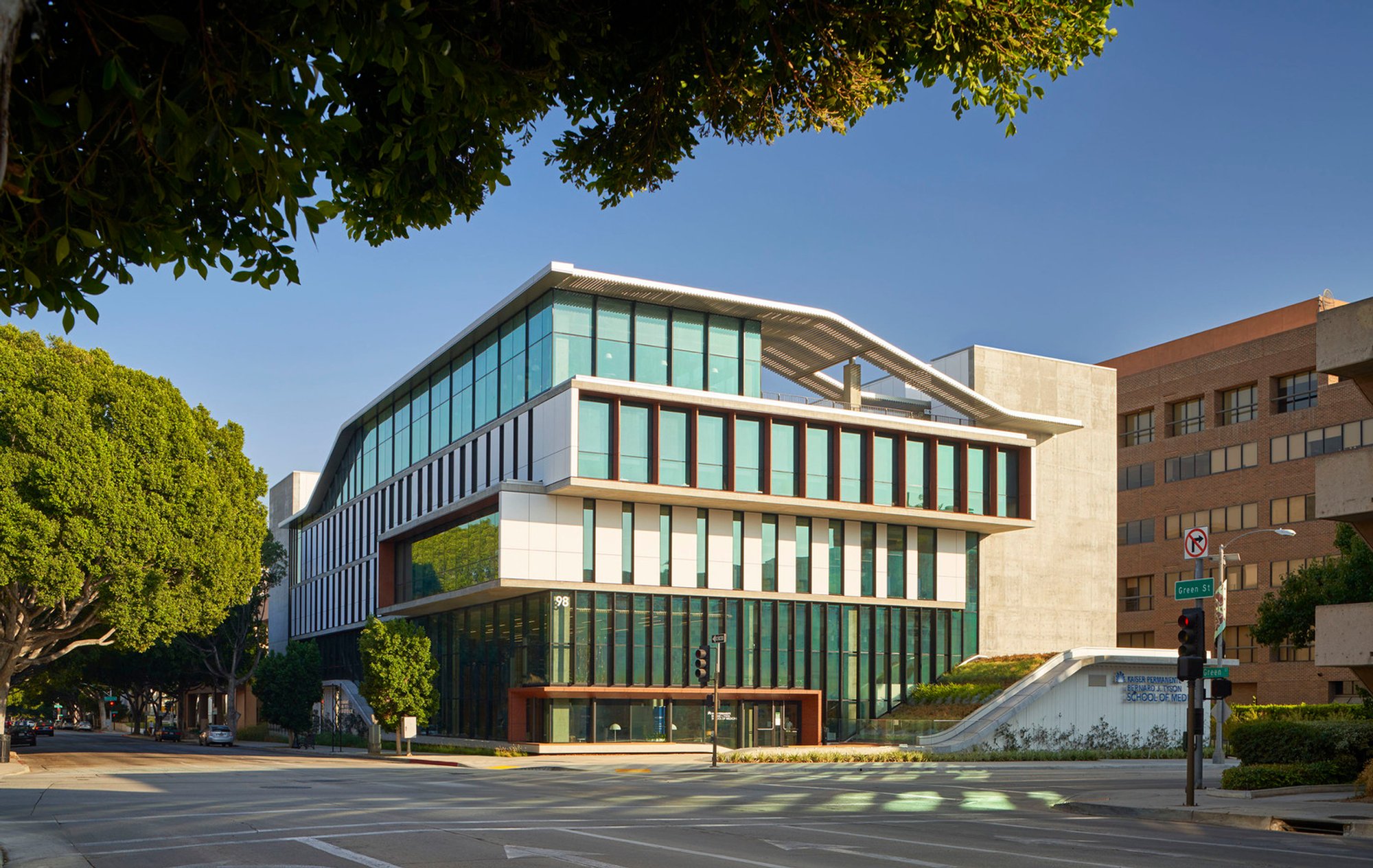 Kaiser Permanente Bernard J. Tyson School of Medicine by Yazdani Studio of CannonDesign