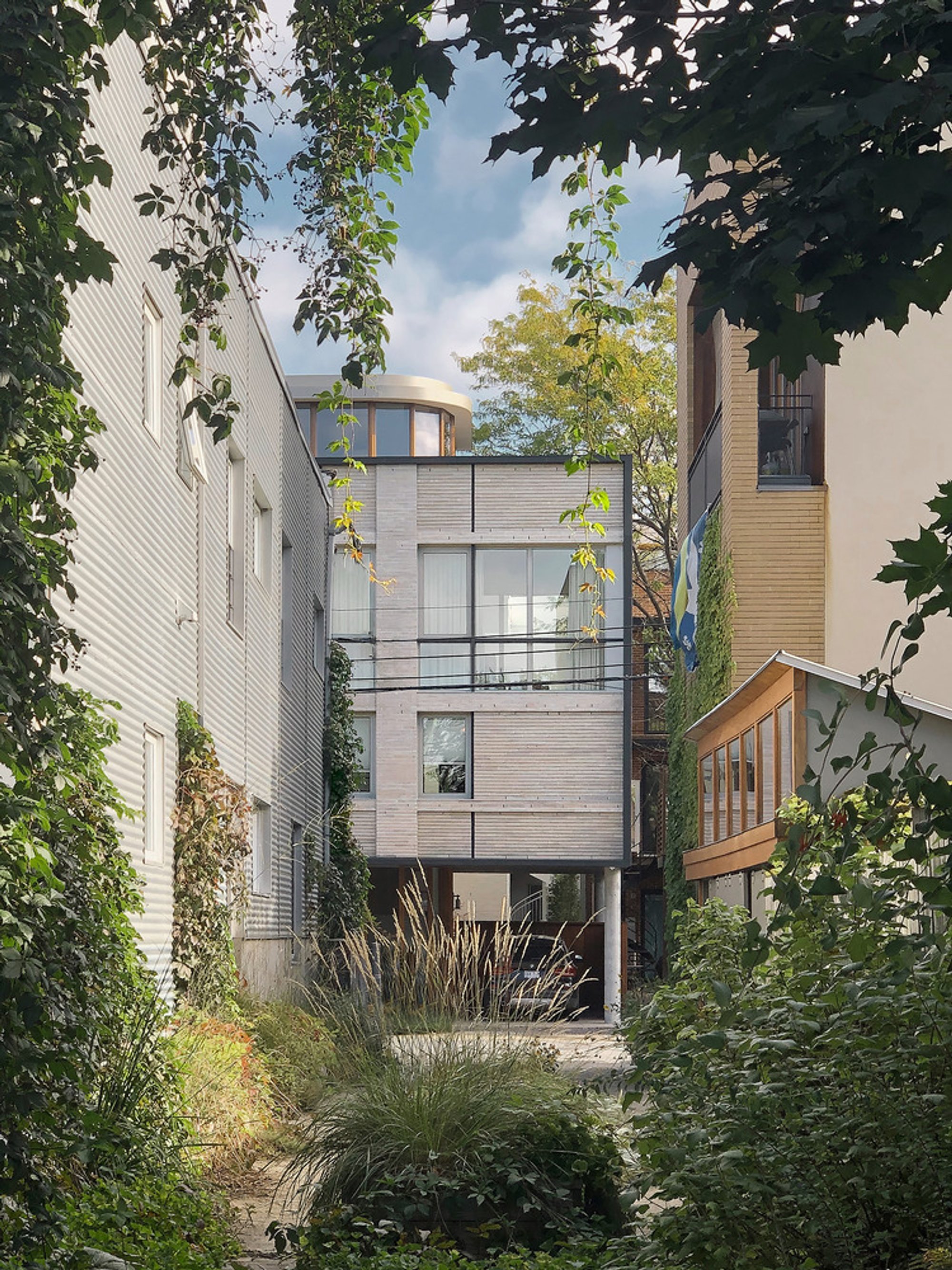 Maison Carlier by yh2: A Dual-Faced Townhouse Integrating Brick, Wood, and Light in Montreal