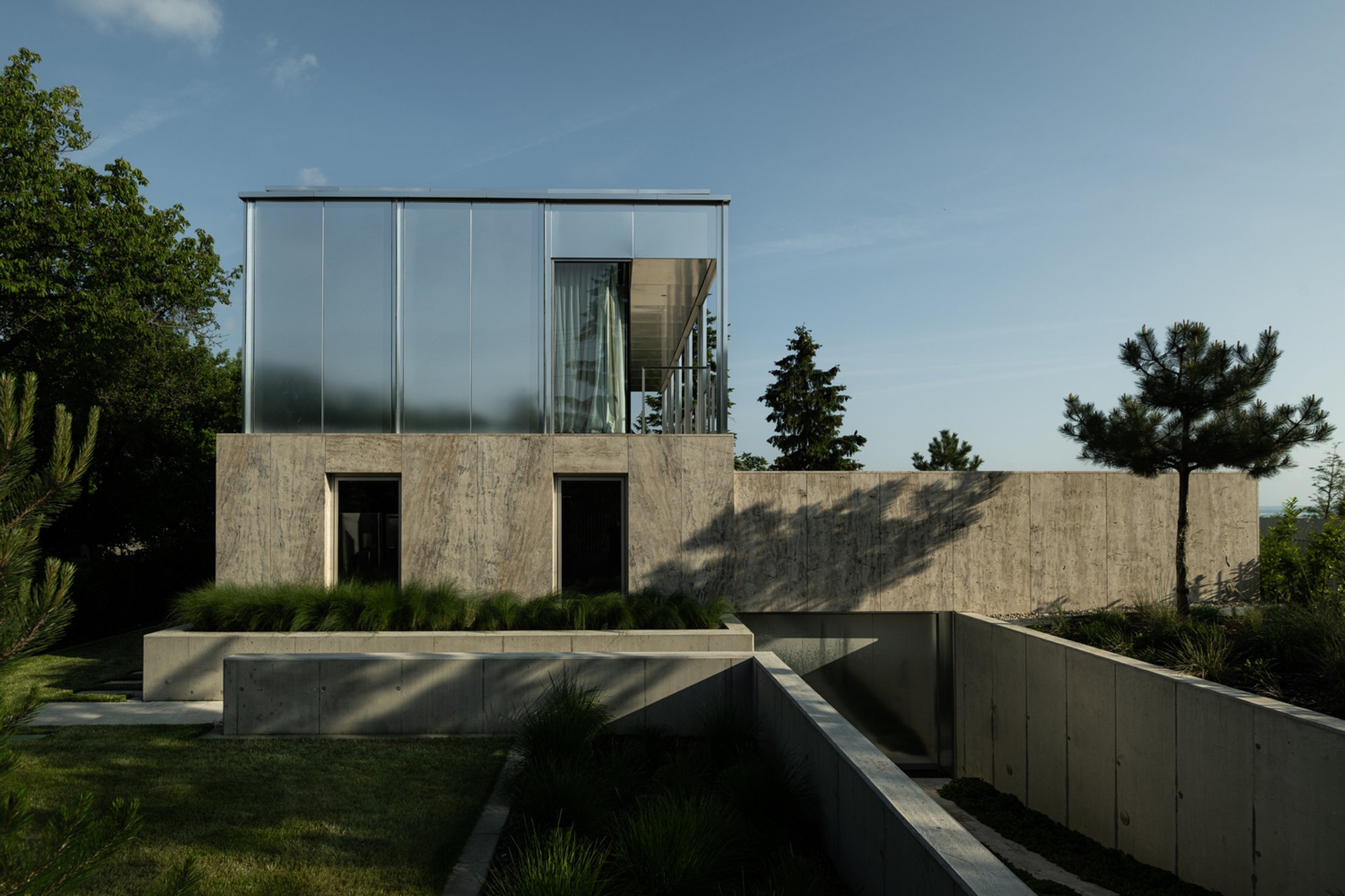 The Clifftop House by KONTEXTUS: A Contemporary Limestone Retreat Overlooking Lake Balaton