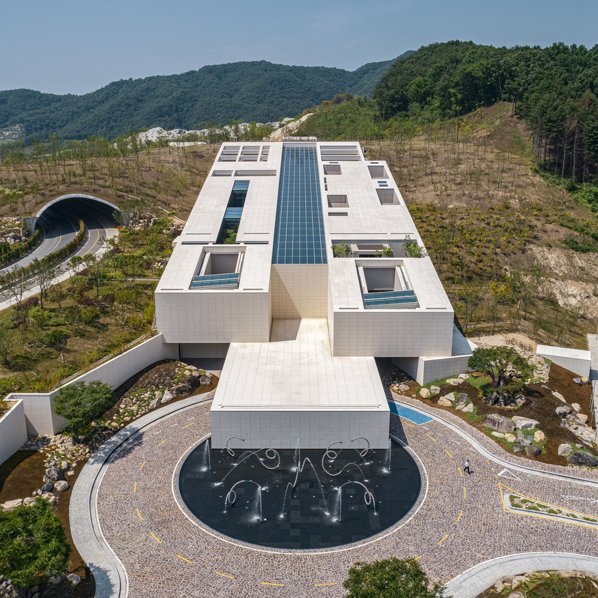 CASCADIA: A Masterpiece of Golf Clubhouse Architecture Immersed in Nature