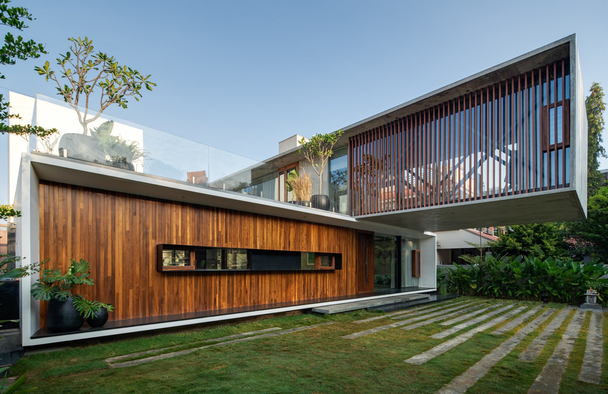 The Long House: A Masterclass in Minimalist Cantilever House in Bangalore
