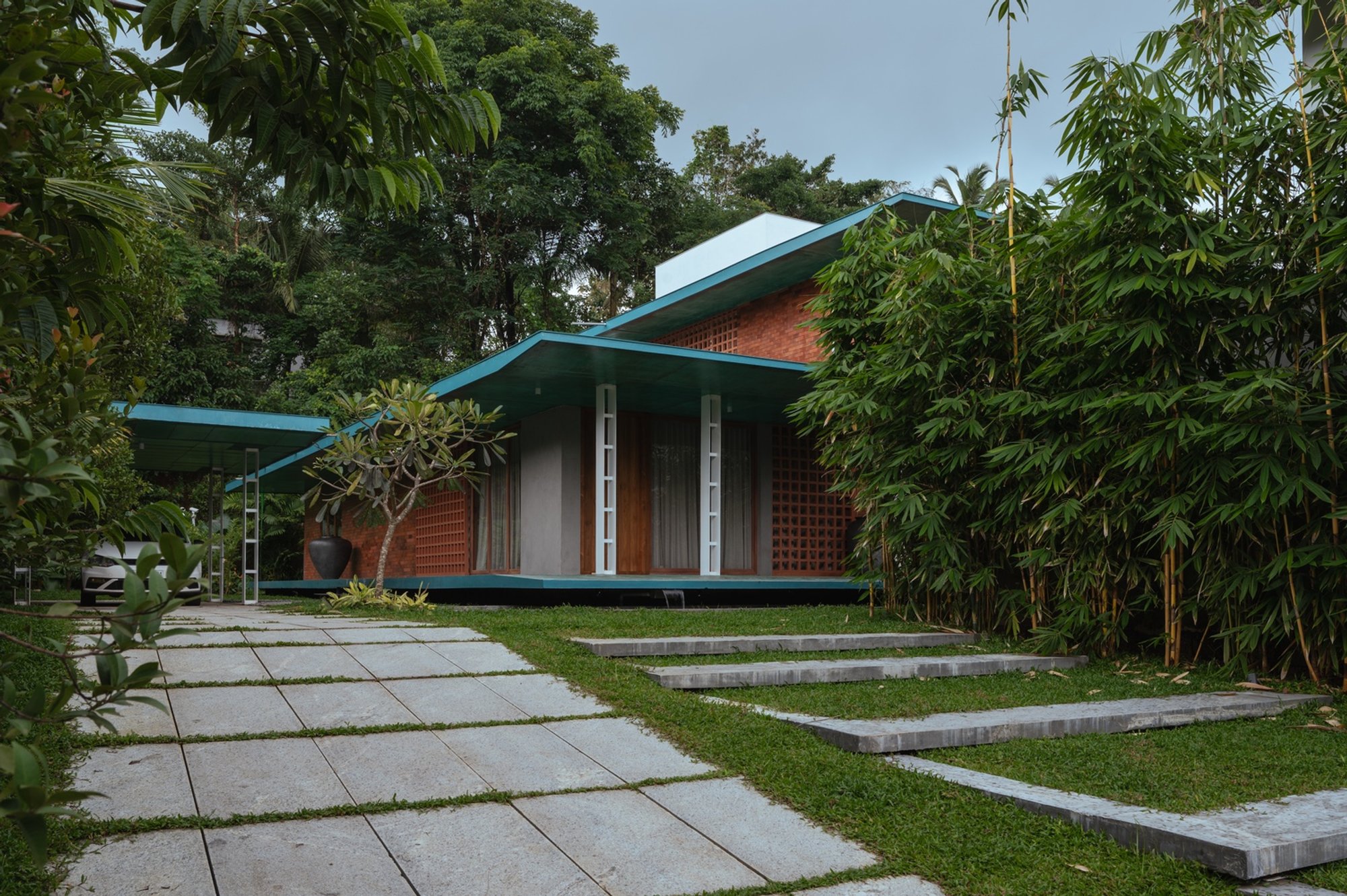 Shakeer House: A Masterclass in Tropical Modern House Design by 3dor Concepts