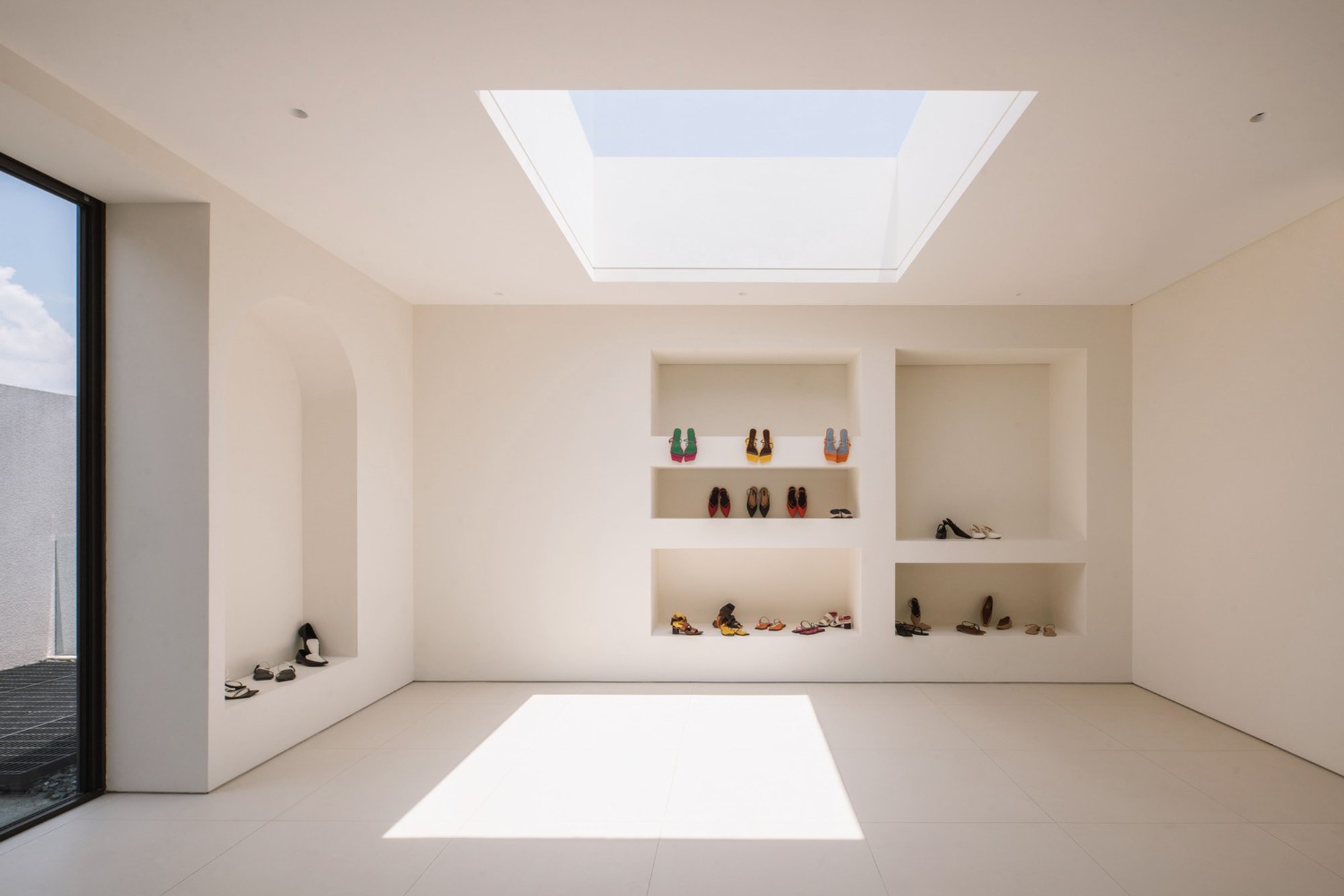 DK.52 House by Studio Avana: A Modern Tropical House Design Rooted in Light, Nature, and Family Connection