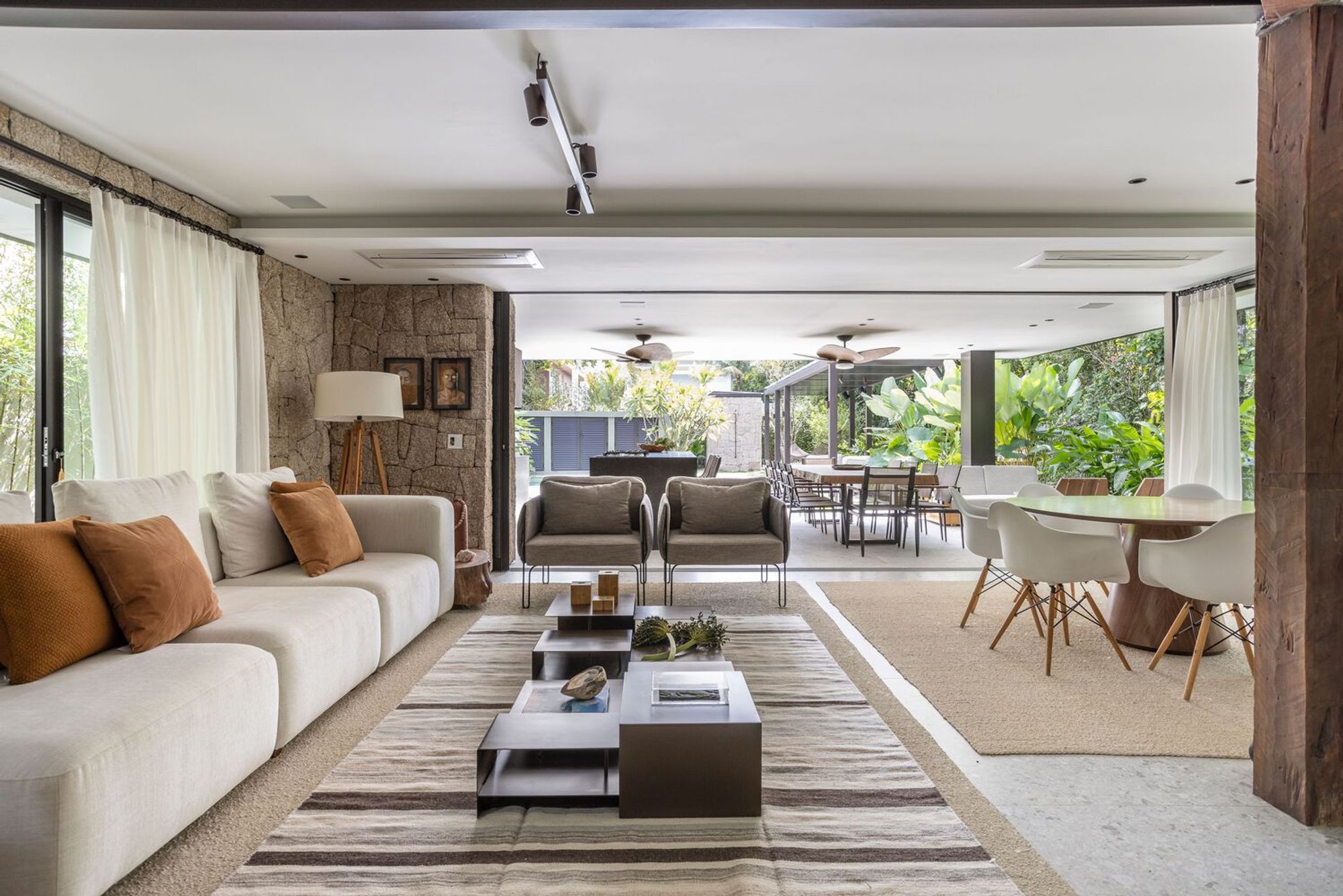 House in Praia da Baleia: A Forest-Integrated Beach House Design by TWO Arquitetura