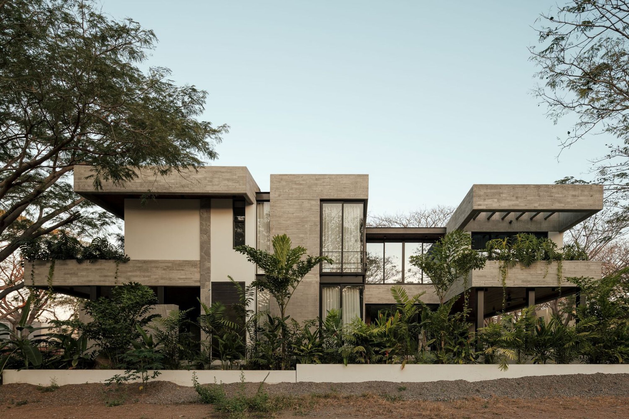 Modern Concrete House Design: Amankay House by Di Frenna Arquitectos in Mexico