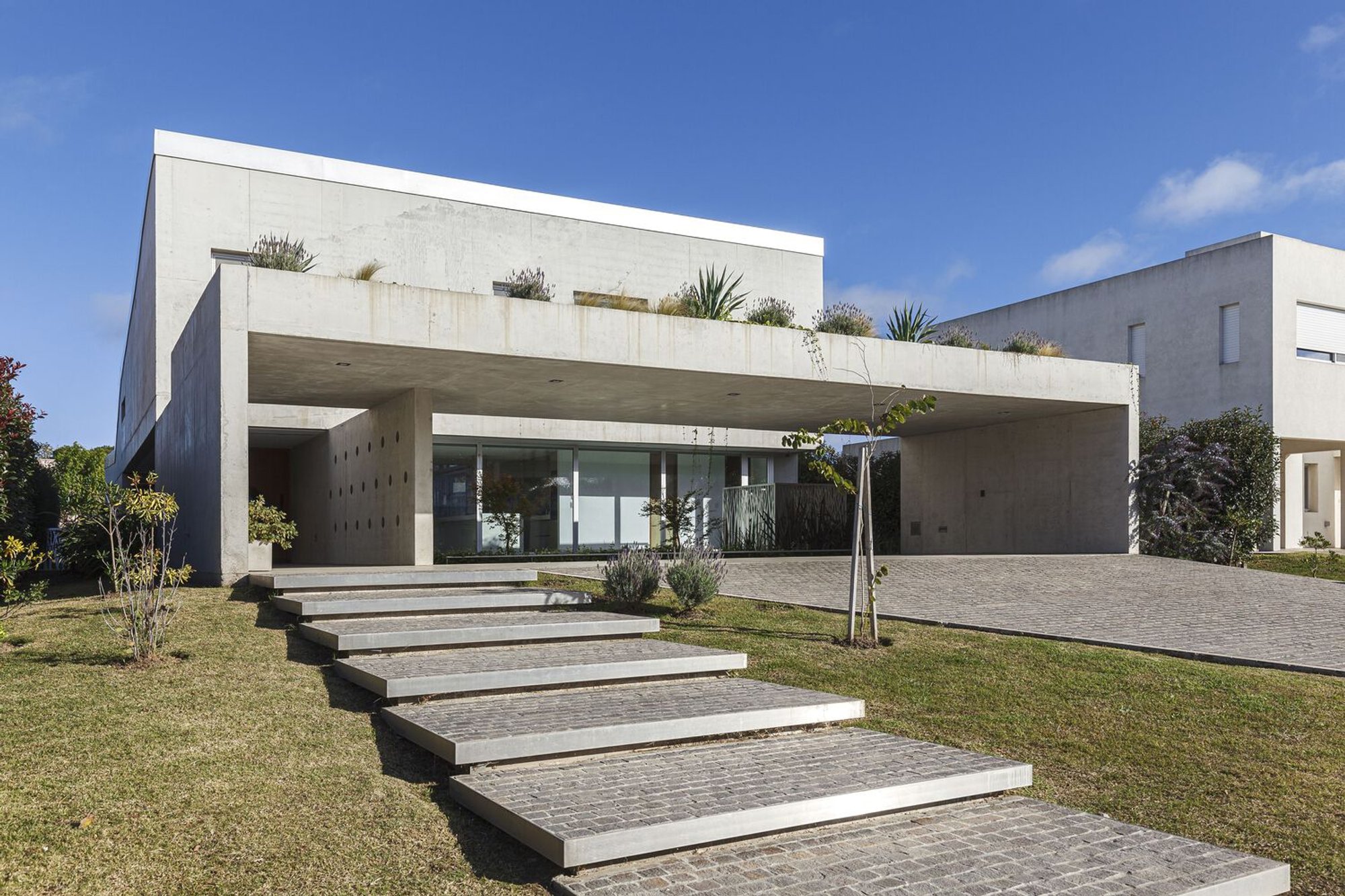 House EB by GRIVARELLO BERNABÉ ARQUITECTOS – A Contemporary Concrete Residence in Funes, Argentina