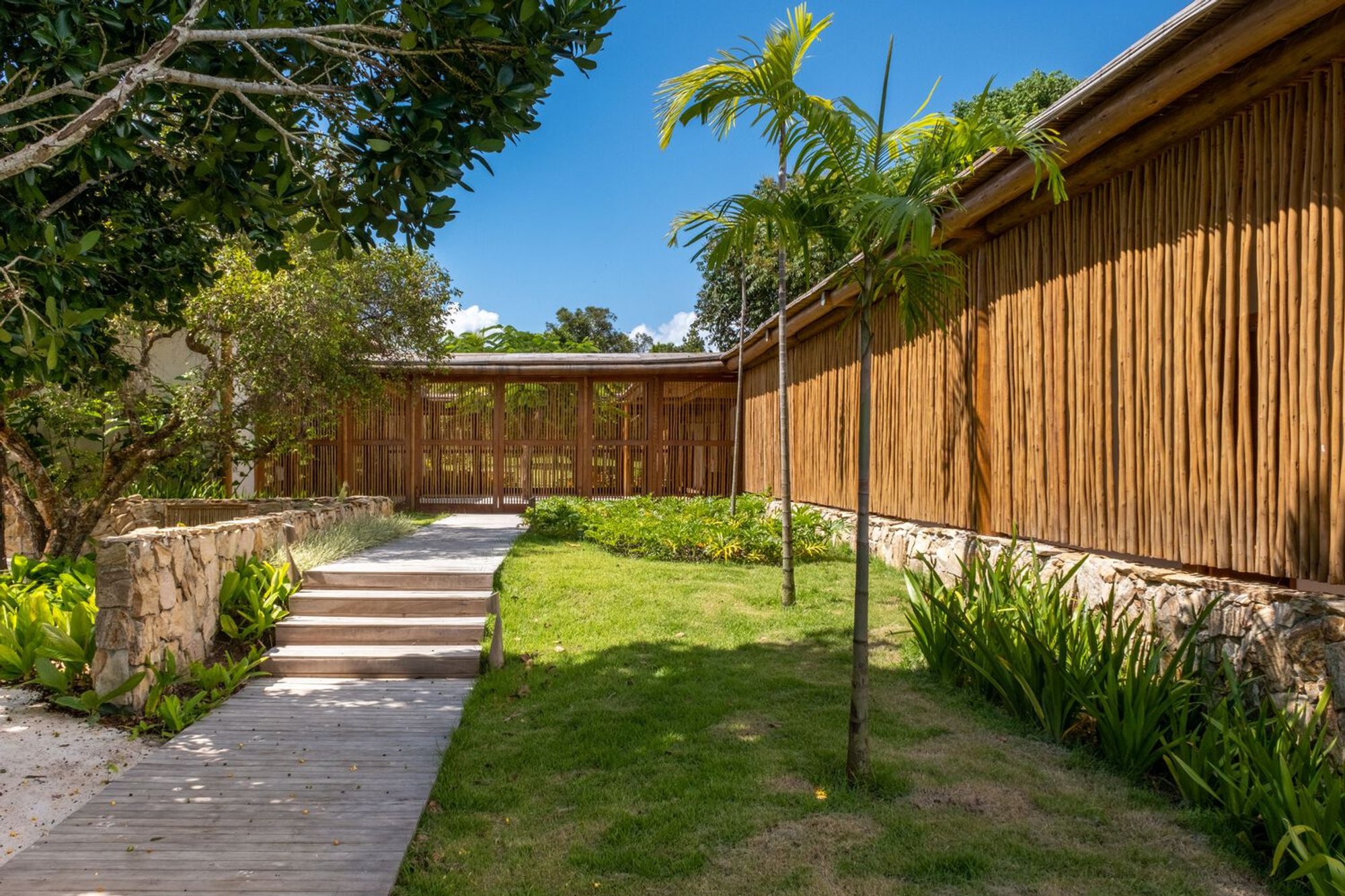 Light House by Delton Leandro Arquitetura – A Coastal Retreat Blending Nature, Light, and Serenity