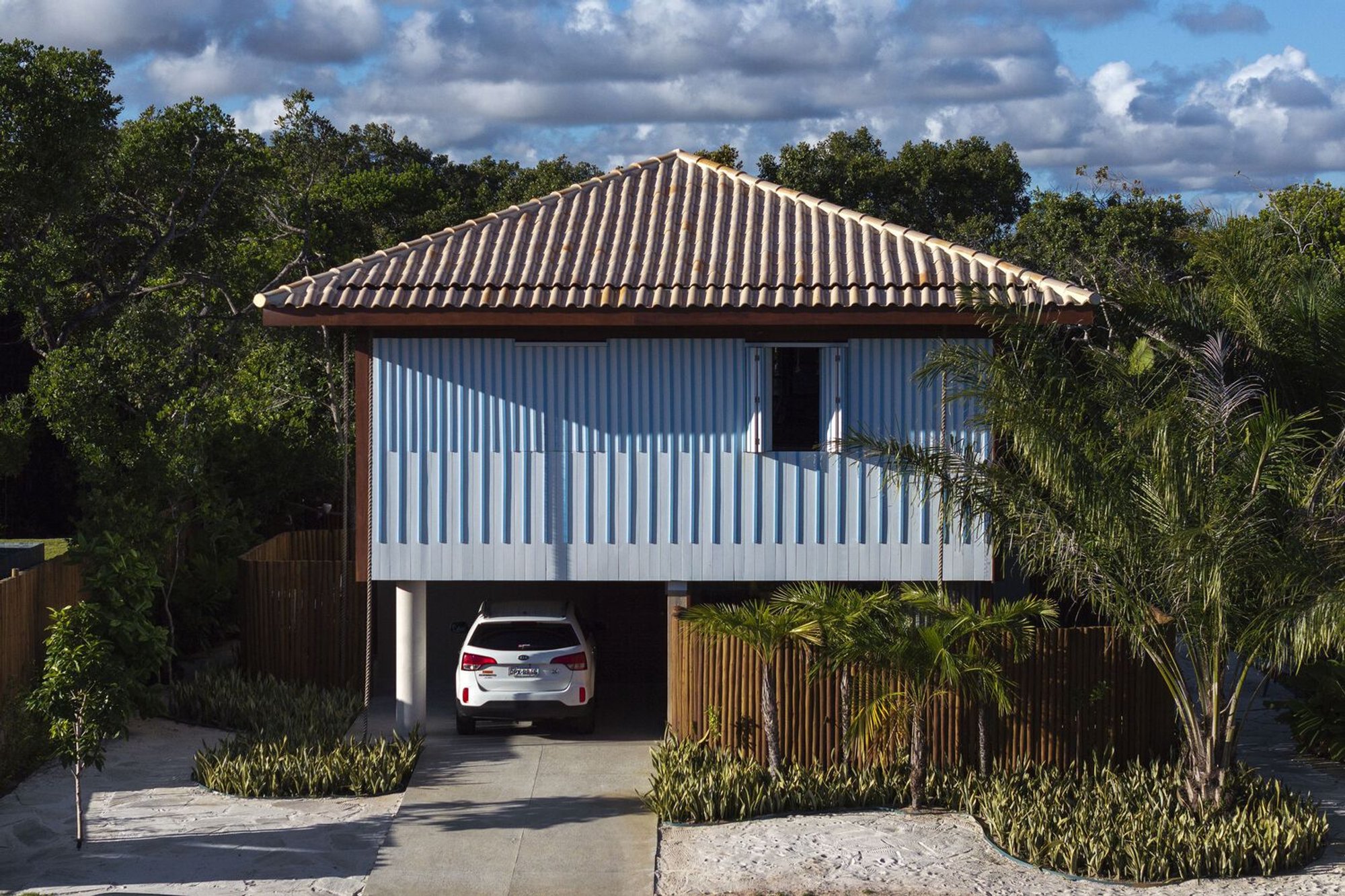 Inaê House: Tropical Modernist Beach House in Praia do Forte by MACh Arquitetos