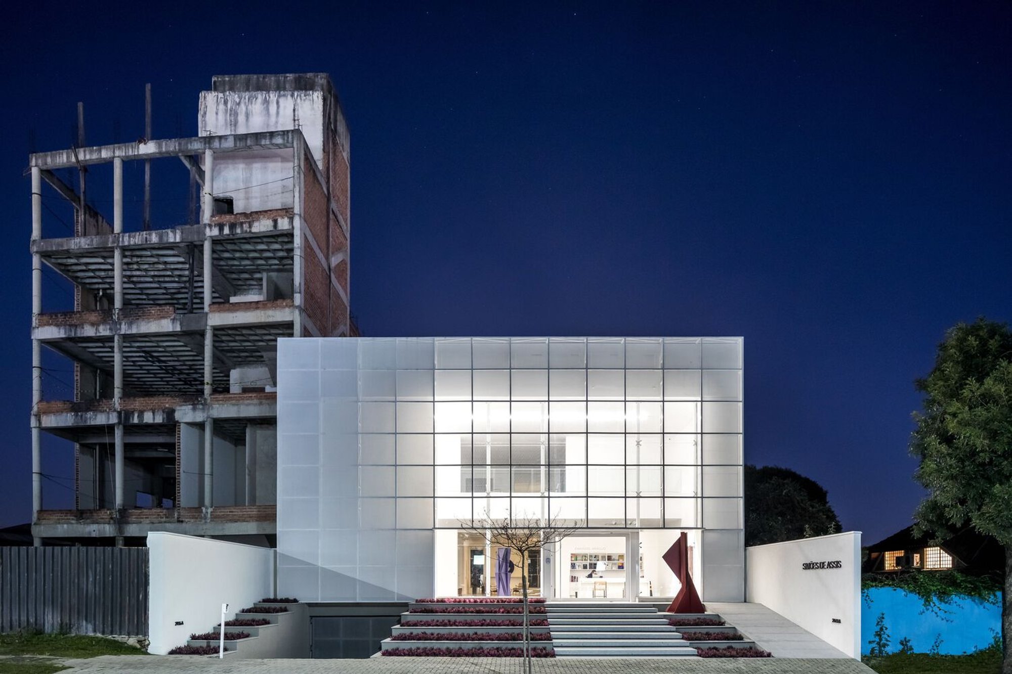Simões de Assis Art Gallery by Arquea Arquitetos